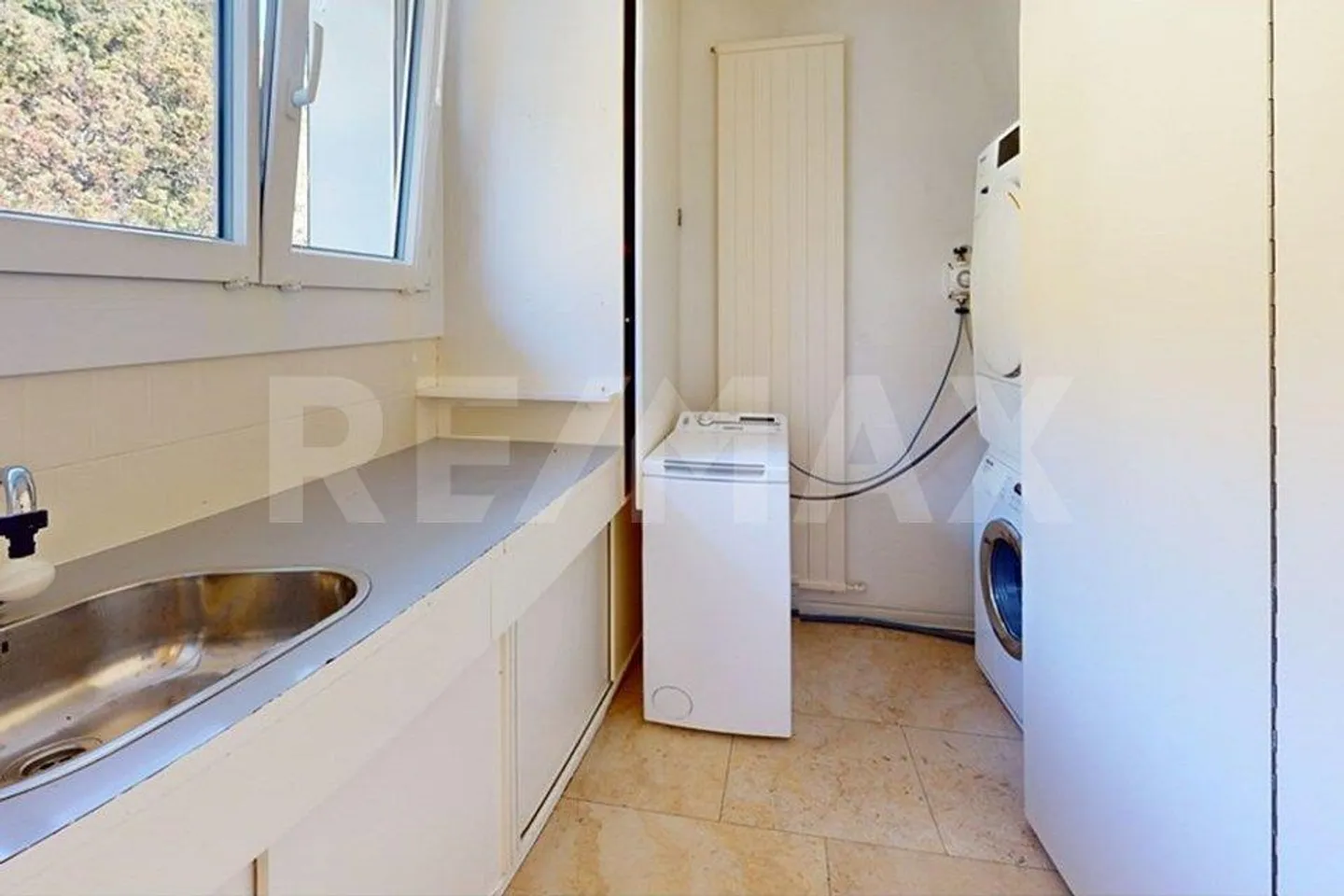 Appartement mansardé unique de 5,5 pièces au-dessus des toits de Bienne - Photo 12 sur 13