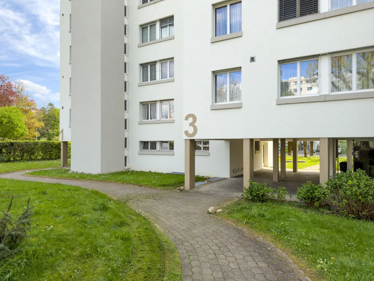 Sunny 3.5-room apartment with great potential in a quiet neighborhood of Zofingen - Photo 1 of 14