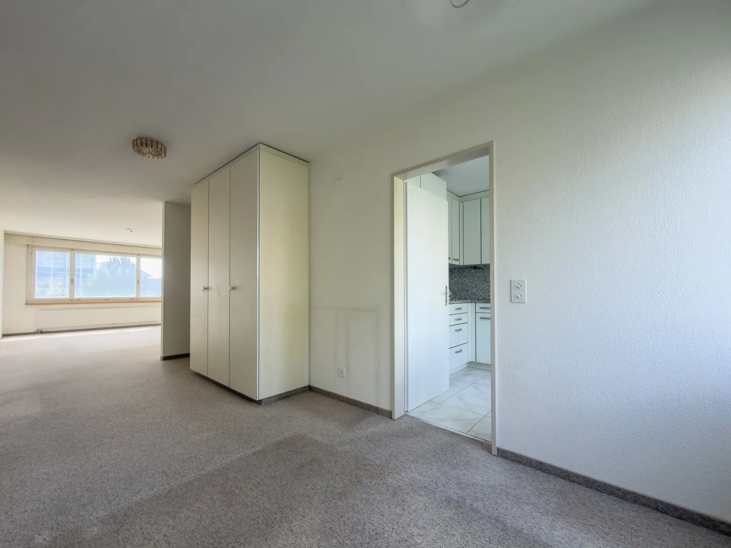 Sunny 3.5-room apartment with great potential in a quiet neighborhood of Zofingen - Photo 6 of 14