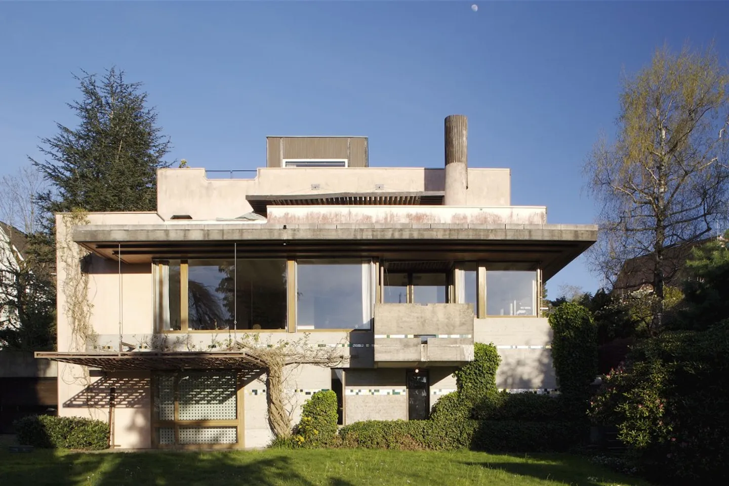 Listed architectural treasure in an exclusive location on Zürichberg - Photo 1 of 4