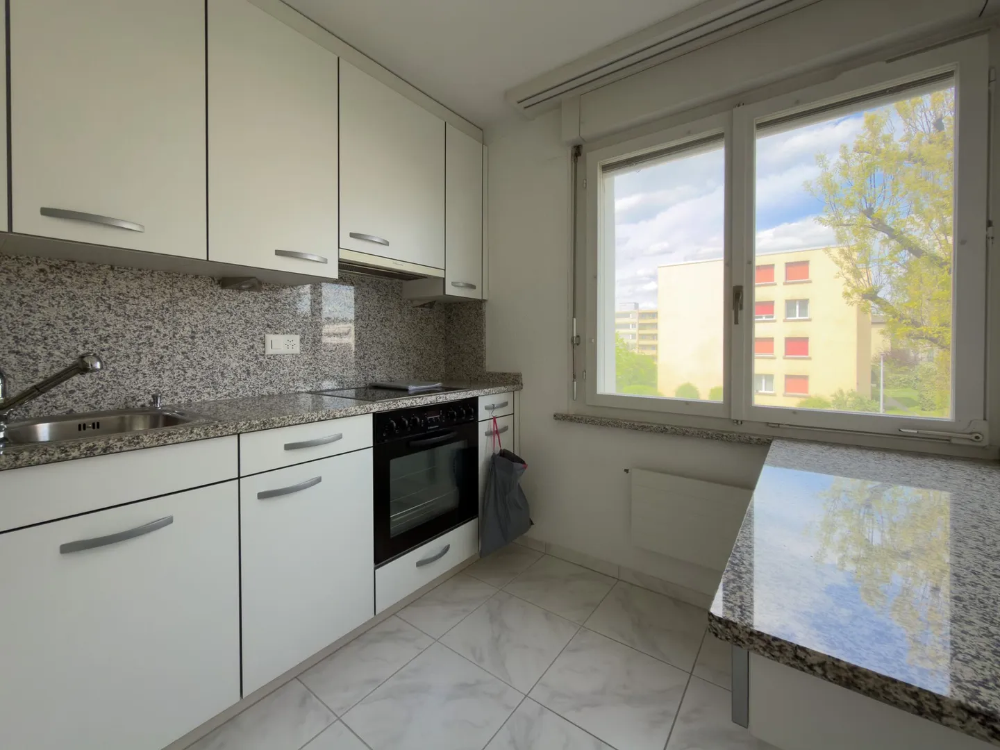 Sunny 3.5-room apartment with great potential in a quiet neighborhood of Zofingen - Photo 7 of 14