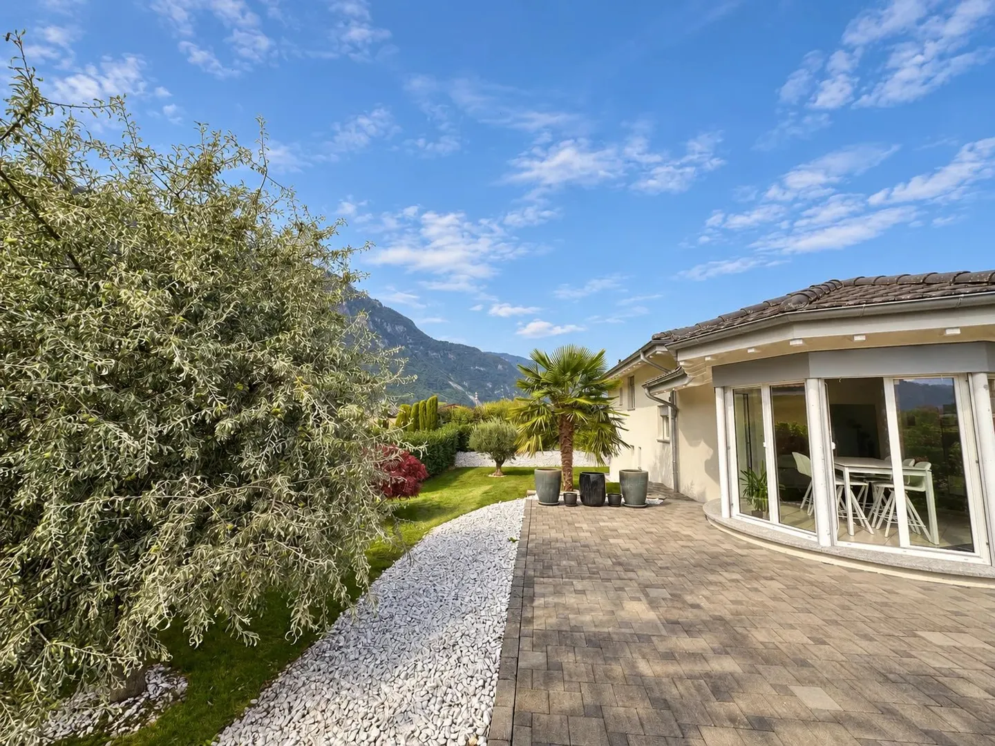 Renovierte Einzelvilla in Collombey-Muraz; Terrasse von über 100 m² und großer Garten - Foto 27 von 34