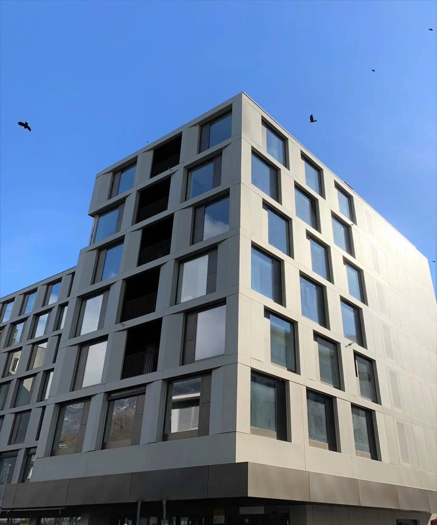 In the center of Martigny, bright 3.5 rooms on the 5th floor, 100 m2 with a 16.5 m2 balcony - Photo 1 of 4