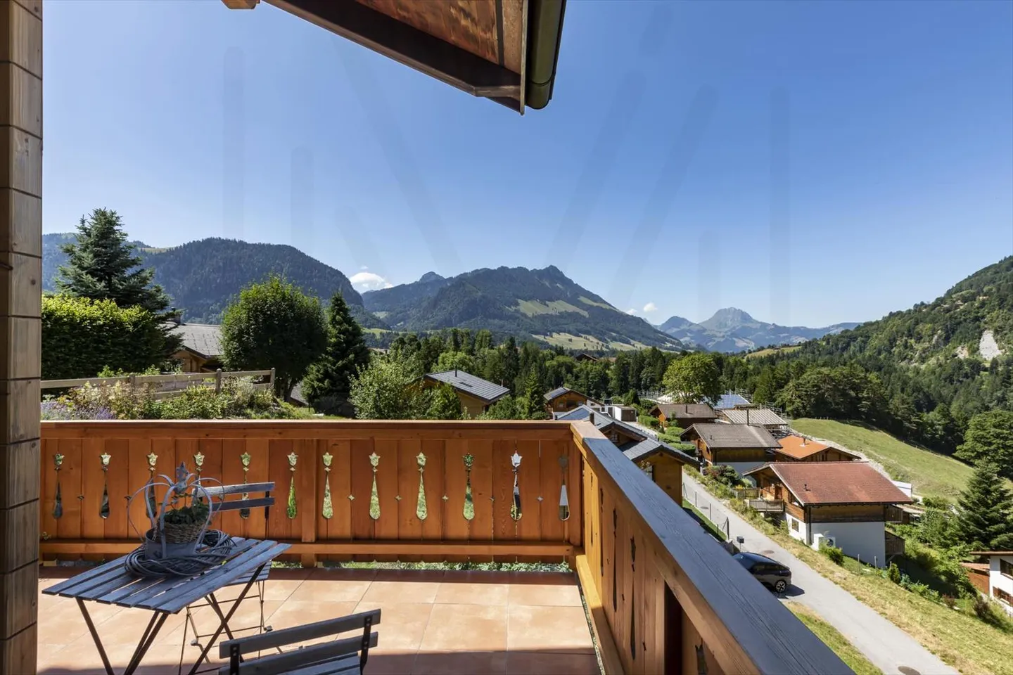 SPLENDIDO CHALET 5.5 STANZE CON POSIZIONE ECCEZIONALE! - Foto 1 di 13