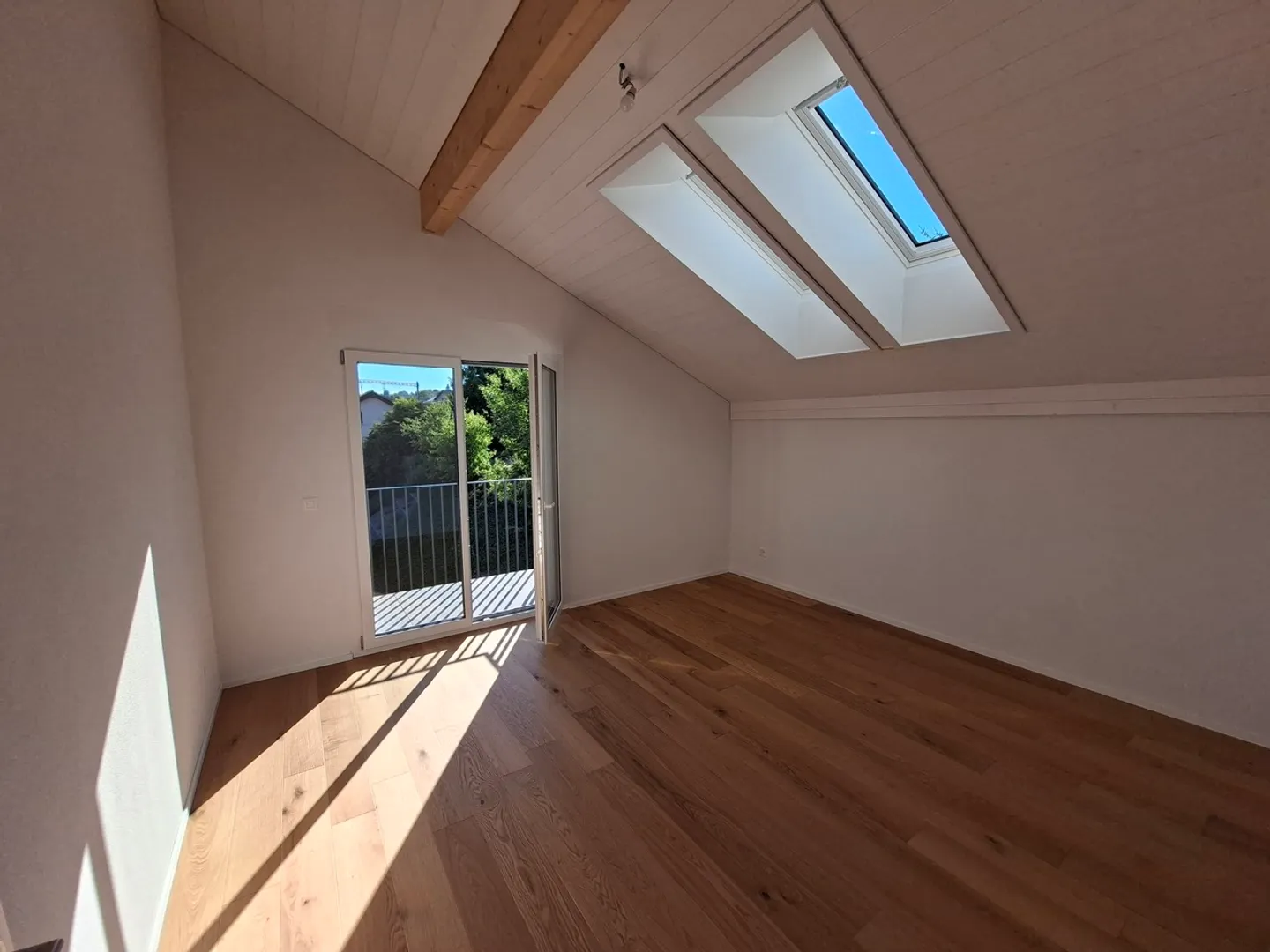 Large 4.5-room apartment in the attic close to the train station - Photo 5 of 10