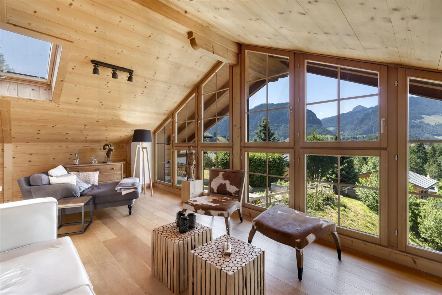 SPLENDIDO CHALET 5.5 STANZE CON POSIZIONE ECCEZIONALE! - Foto 3 di 13