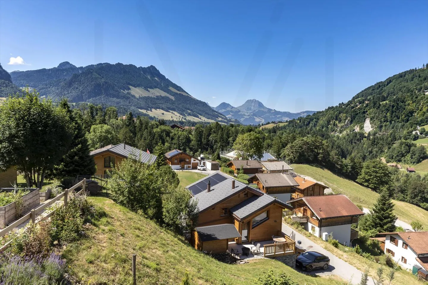 SPLENDIDO CHALET 5.5 STANZE CON POSIZIONE ECCEZIONALE! - Foto 4 di 13