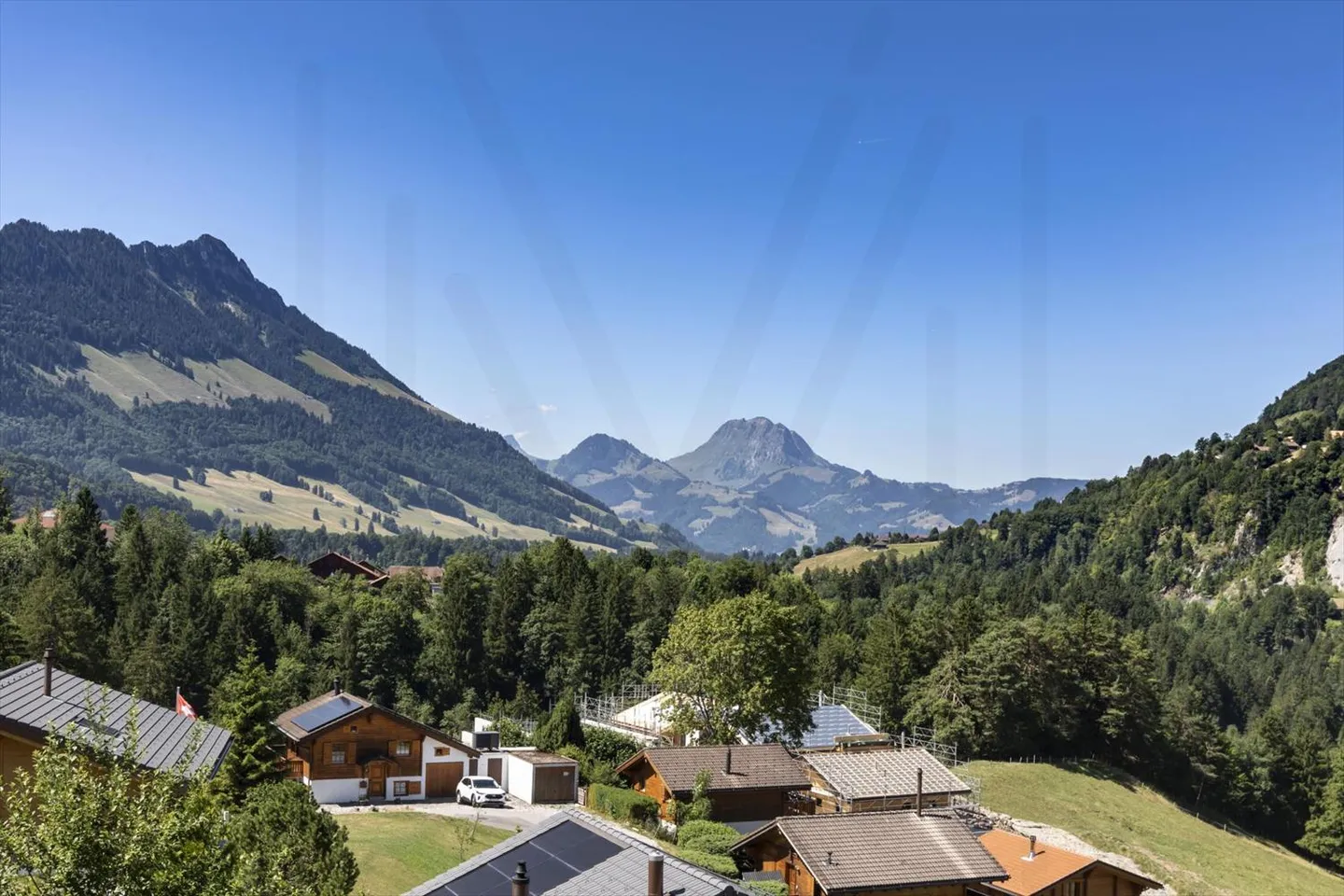 SPLENDIDO CHALET 5.5 STANZE CON POSIZIONE ECCEZIONALE! - Foto 7 di 13