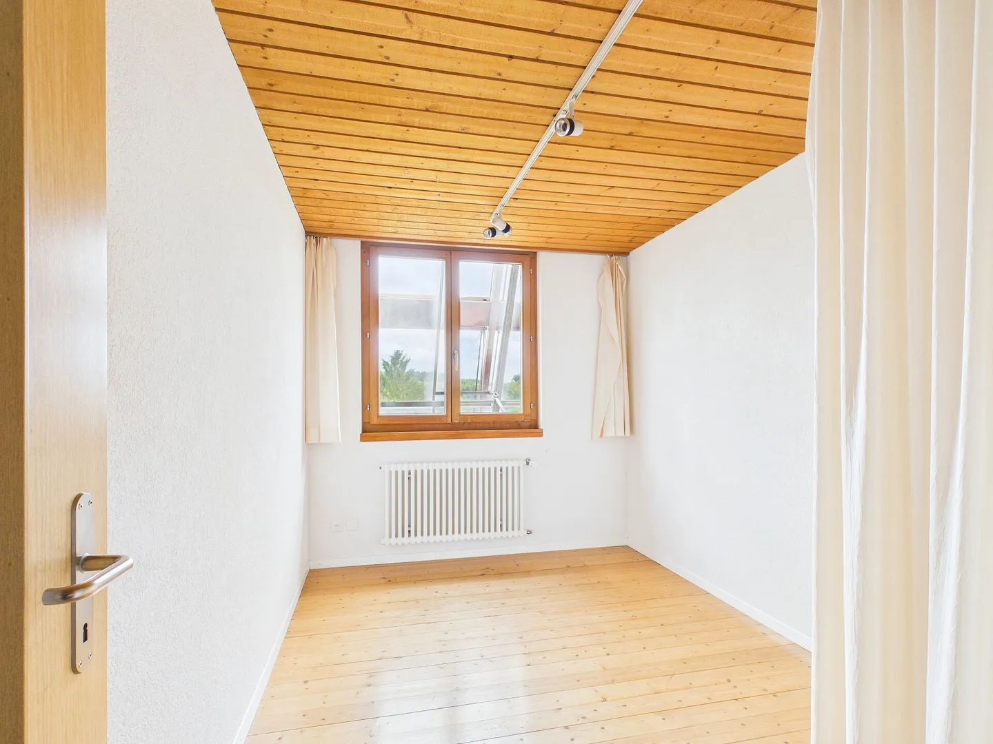 Maison multigénérationnelle avec beaucoup d'espace extérieur et une vue magnifique - Photo 9 sur 14