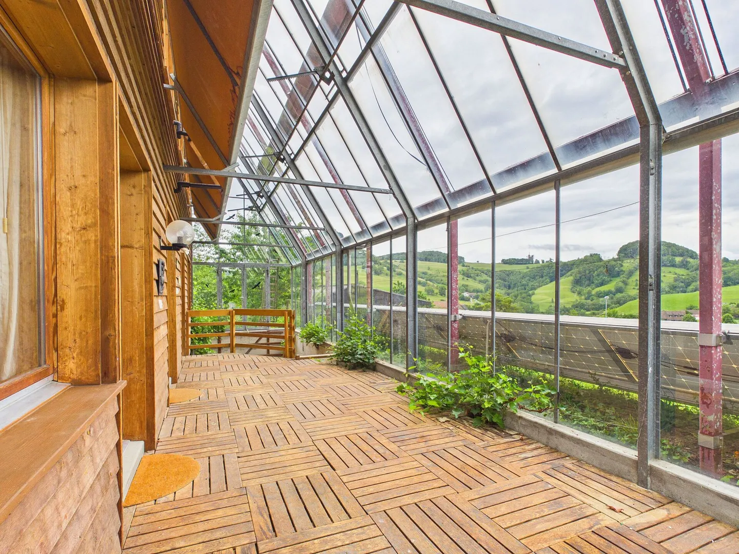 Maison multigénérationnelle avec beaucoup d'espace extérieur et une vue magnifique - Photo 11 sur 14