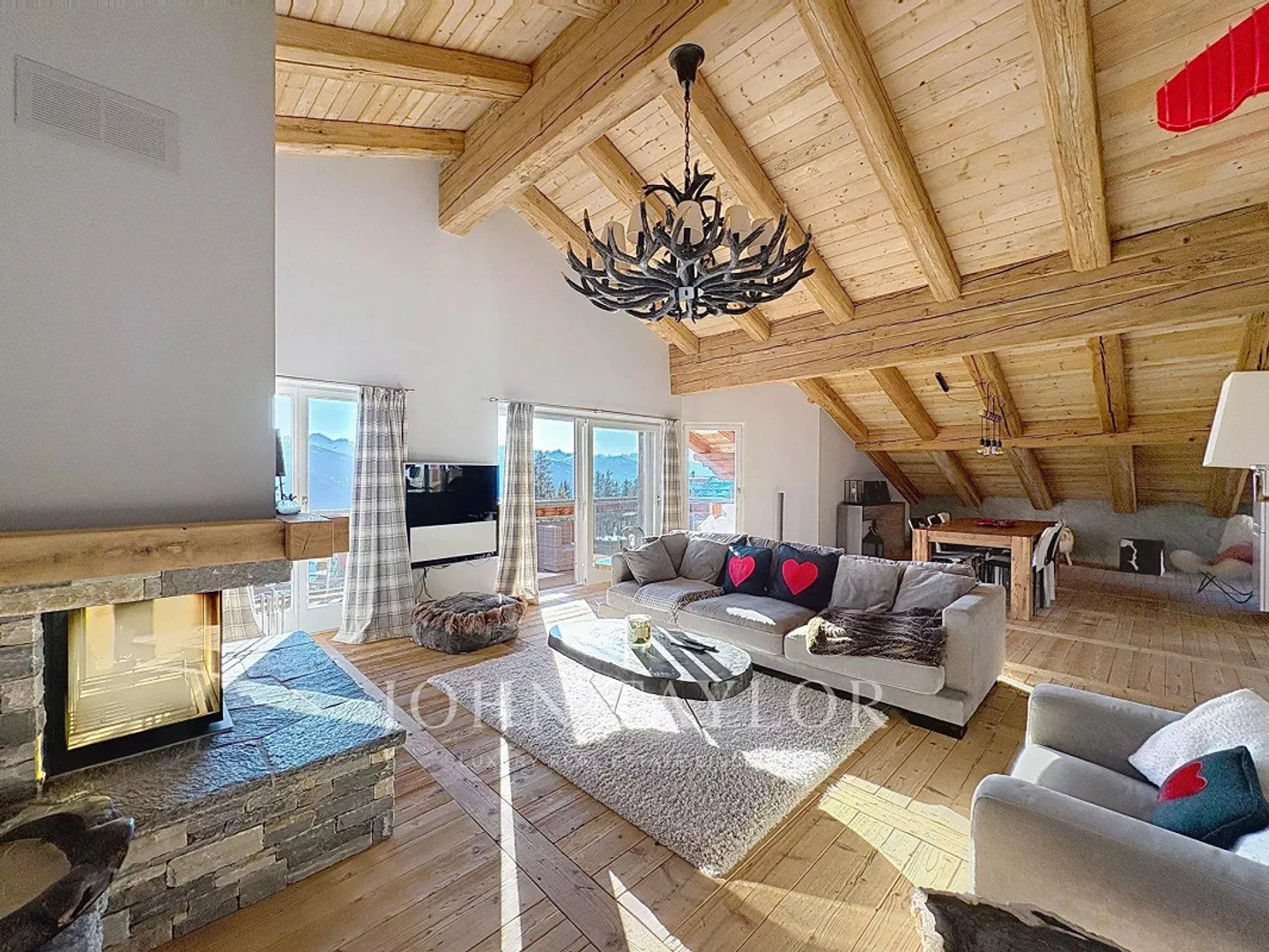 Geräumige und helle Penthousewohnung mit 5,5 Zimmern und Blick auf die Berge - Foto 1 von 9