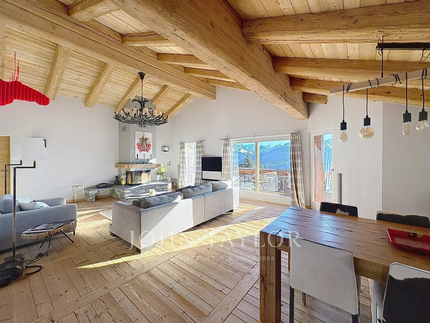 Geräumige und helle Penthousewohnung mit 5,5 Zimmern und Blick auf die Berge - Foto 3 von 9