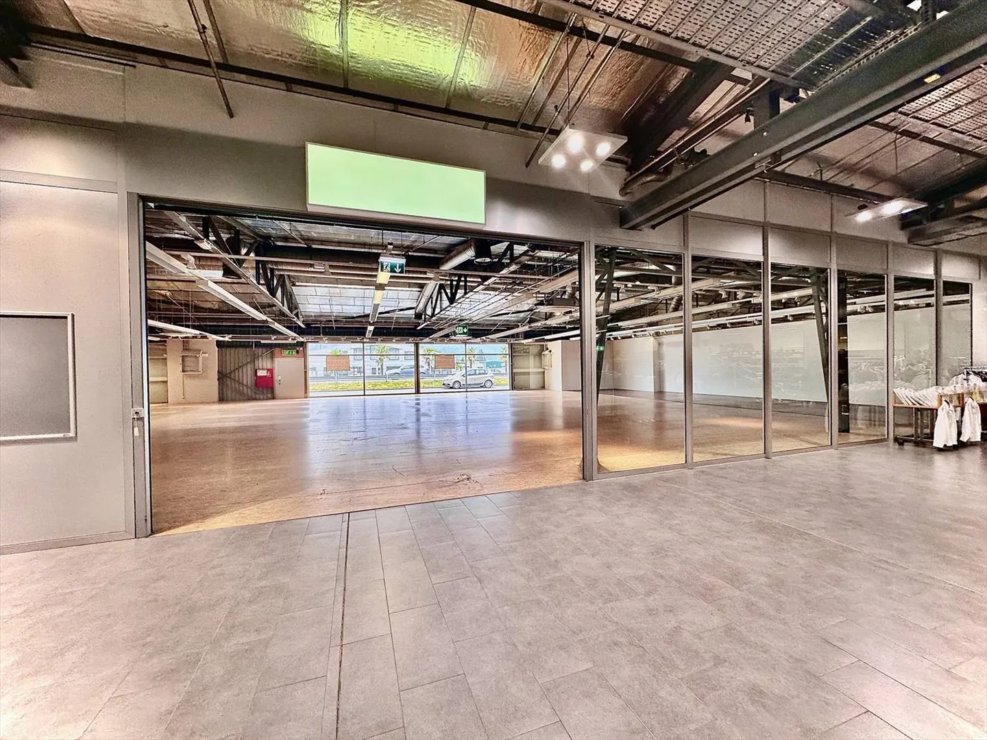 EXCLUSIF - Arcade, showroom, locaux de 650 m2 à louer à Roche/Villeneuve - Photo 2 sur 5