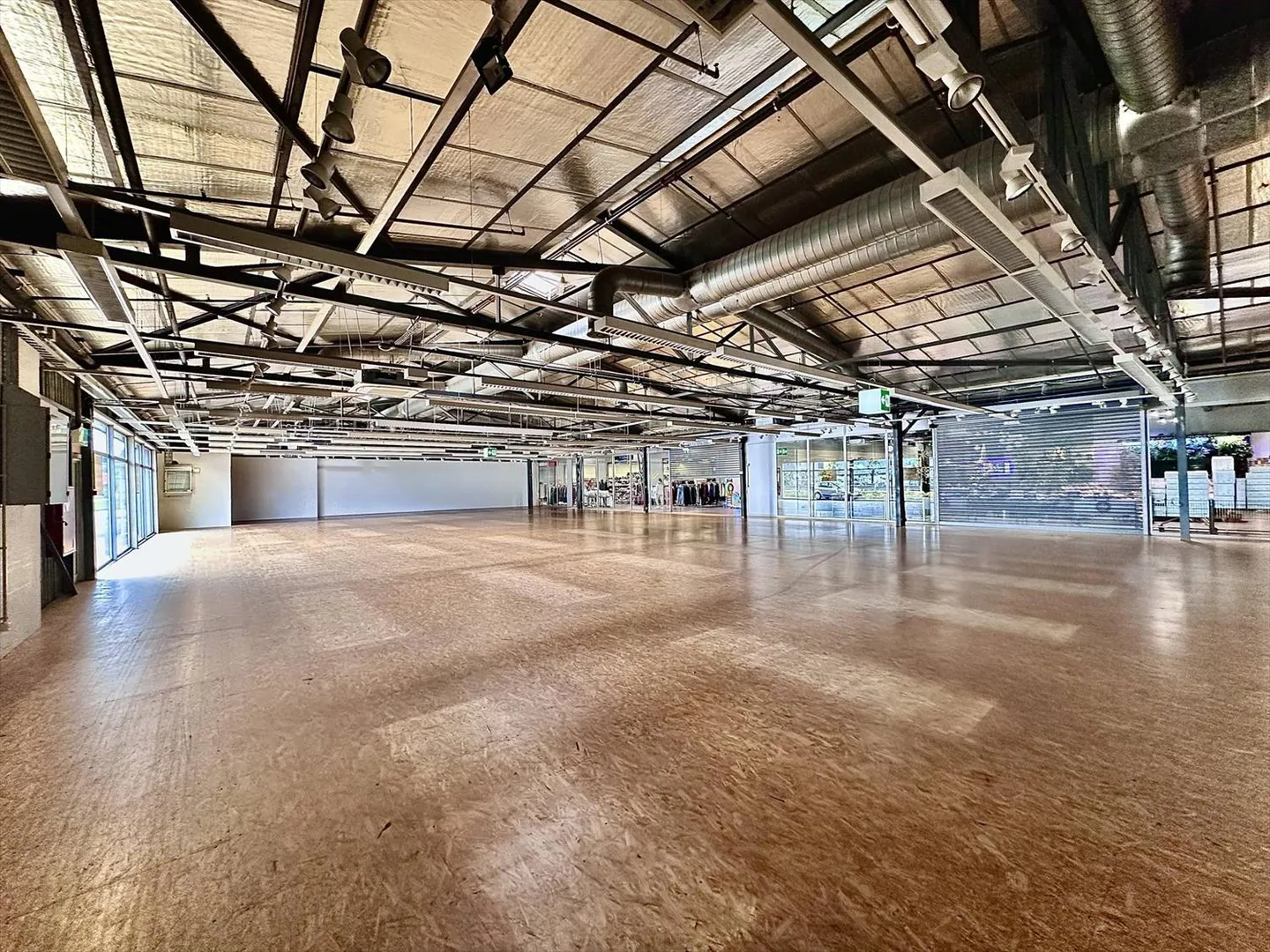 EXCLUSIF - Arcade, showroom, locaux de 650 m2 à louer à Roche/Villeneuve - Photo 1 sur 5
