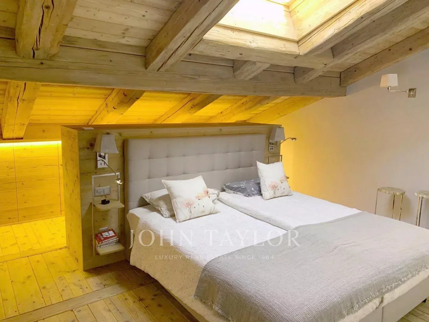 Geräumige und helle Penthousewohnung mit 5,5 Zimmern und Blick auf die Berge - Foto 5 von 9
