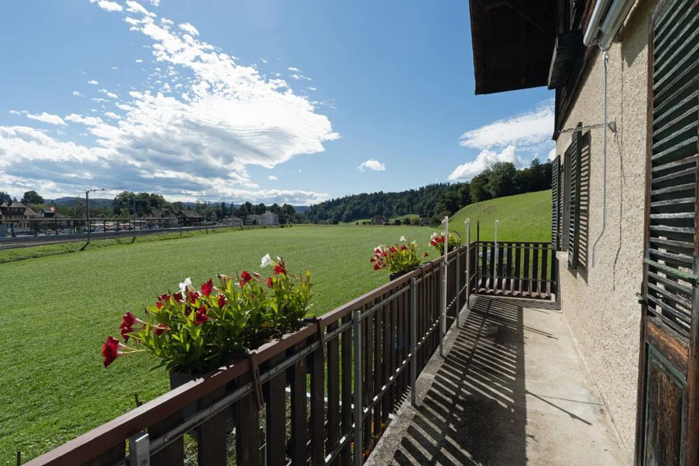 Maison familiale avec beaucoup d'espace et de possibilités d'aménagement - Photo 2 sur 14