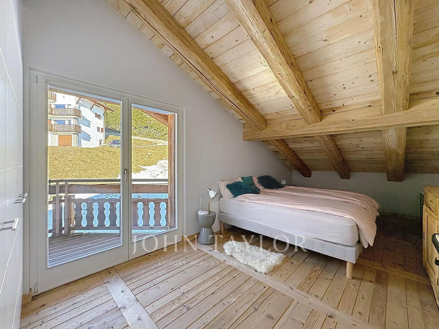 Geräumige und helle Penthousewohnung mit 5,5 Zimmern und Blick auf die Berge - Foto 8 von 9