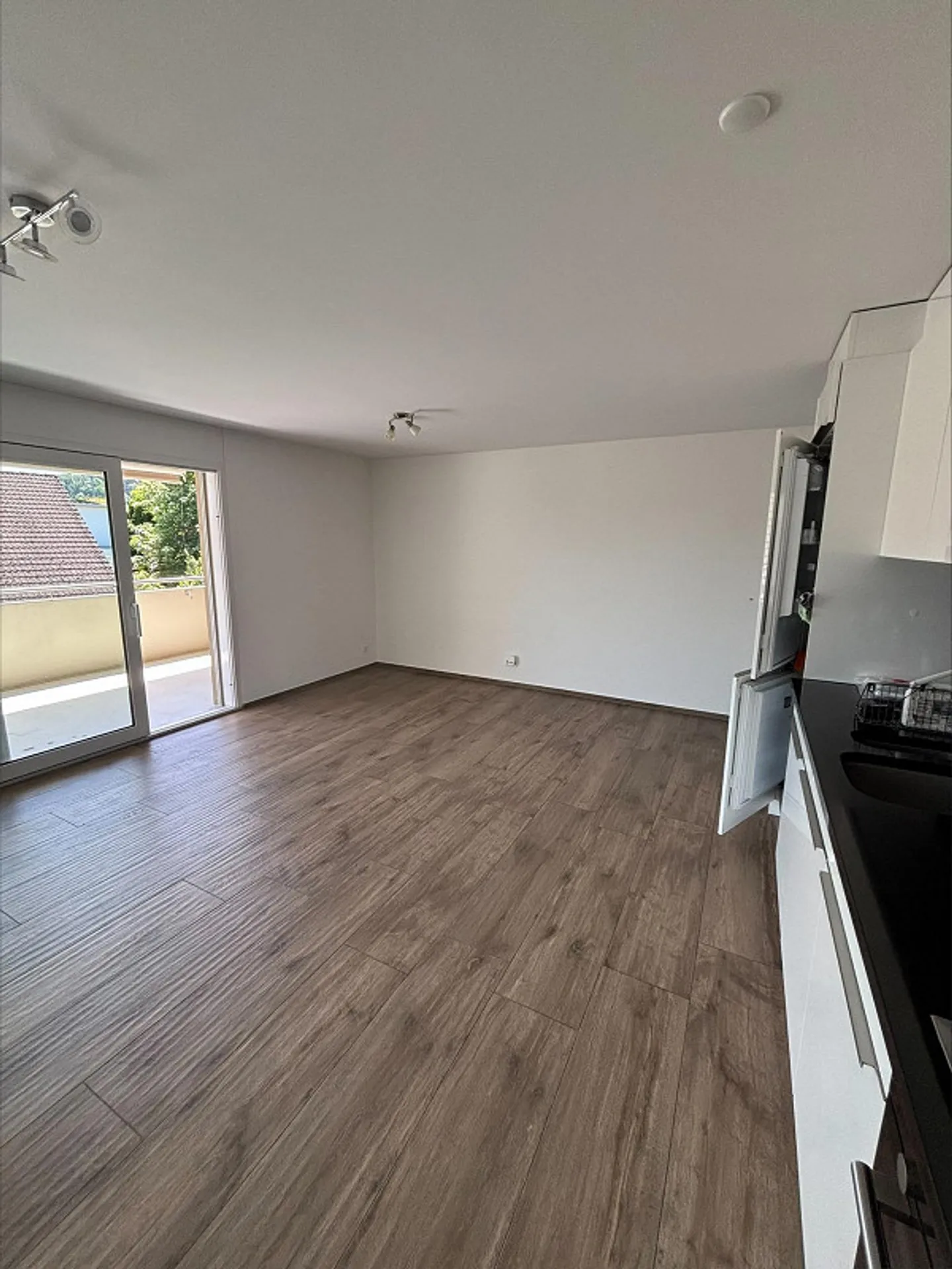 Appartement attrayant de 2,5 pièces dans les combles à Seon - Photo 2 sur 5
