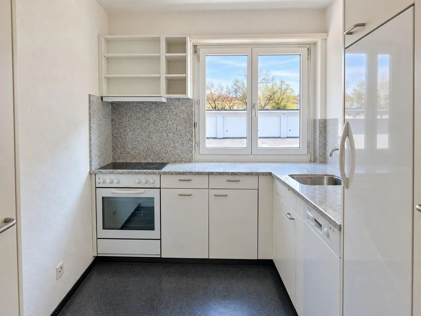 Beautiful 4-room apartment near the airport from 16.12.2026 - Photo 2 of 6