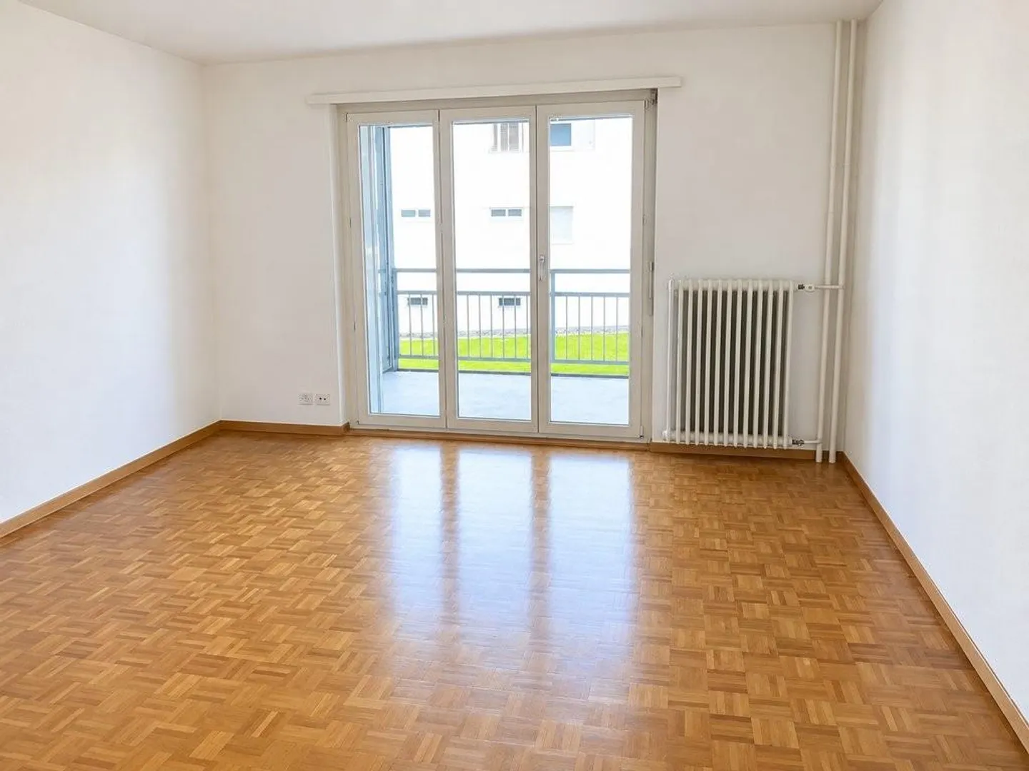 Beautiful 4-room apartment near the airport from 16.12.2026 - Photo 3 of 6