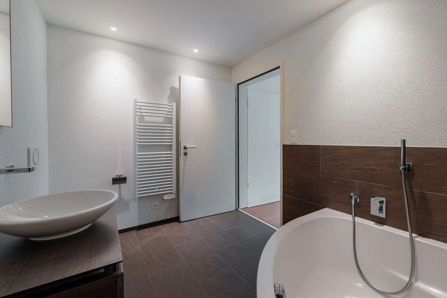 Appartement moderne et lumineux de 3,5 pièces avec deux balcons - Photo 5 sur 11