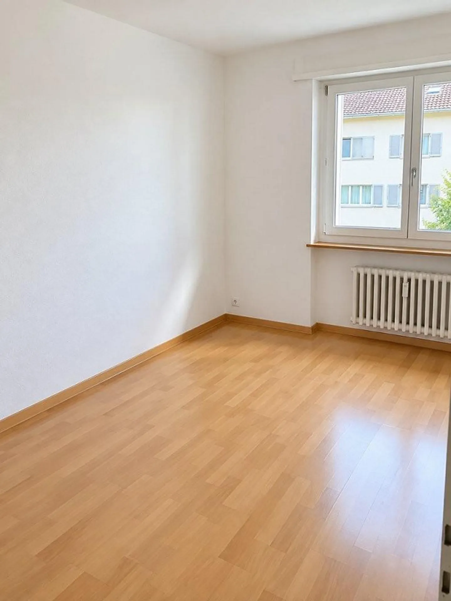 Beautiful 4-room apartment near the airport from 16.12.2026 - Photo 5 of 6