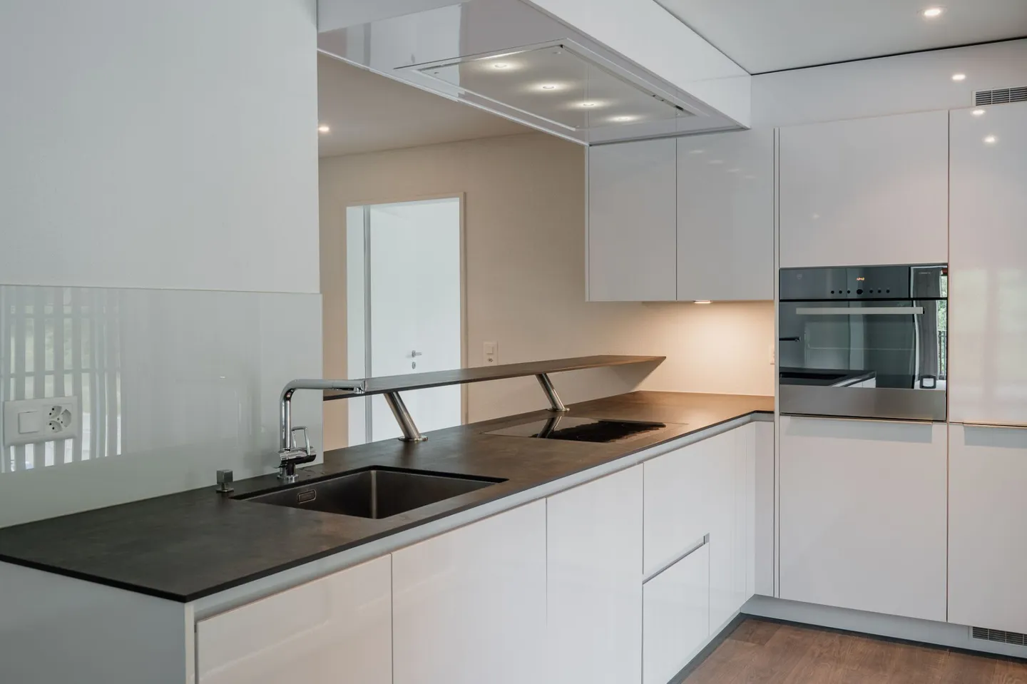 Appartement moderne et lumineux de 3,5 pièces avec deux balcons - Photo 4 sur 11