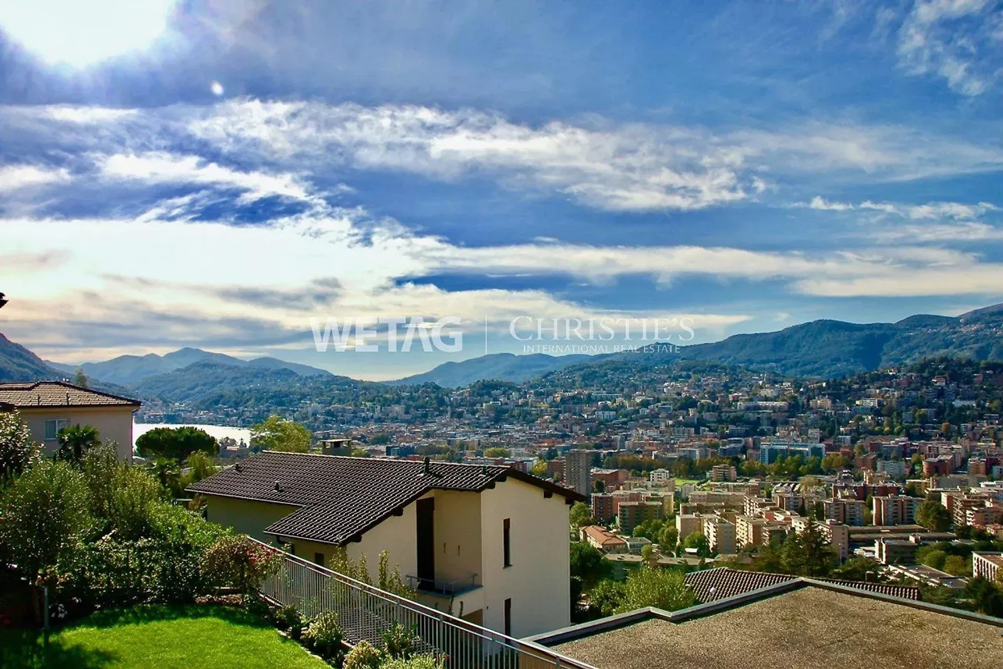 Elegante Villa mit Panoramaterrasse - Foto 2 von 13