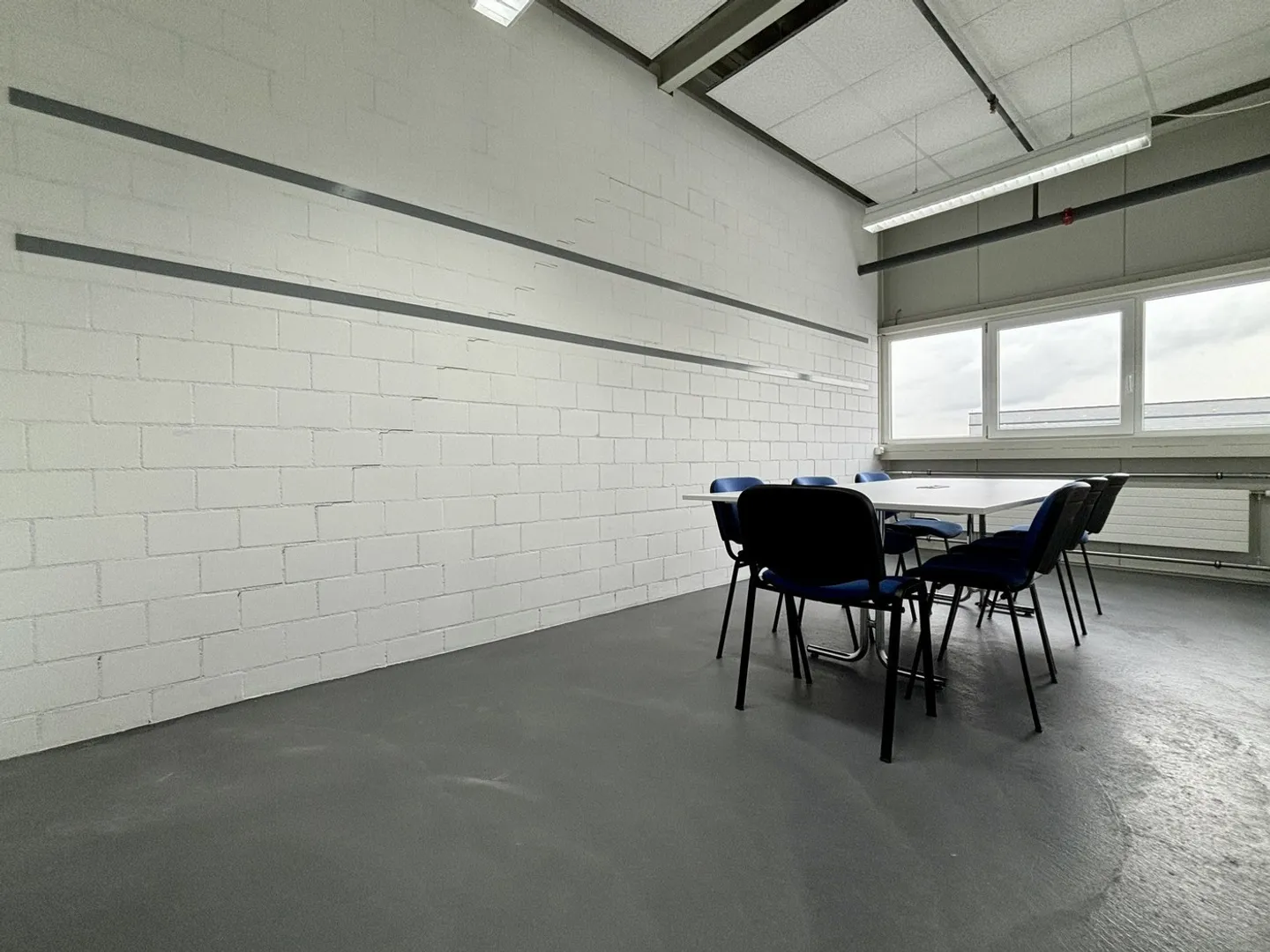 Bureau lumineux (16,7 m2) dans WORKPLACE1 Oensingen - Photo 2 sur 4