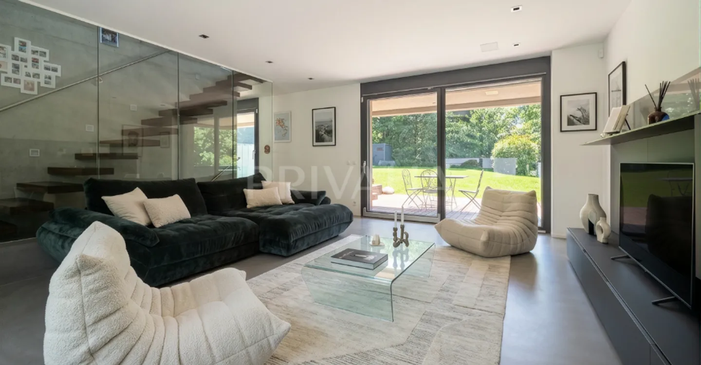 Elegant semi-detached villa with high-end features - Photo 1 of 12