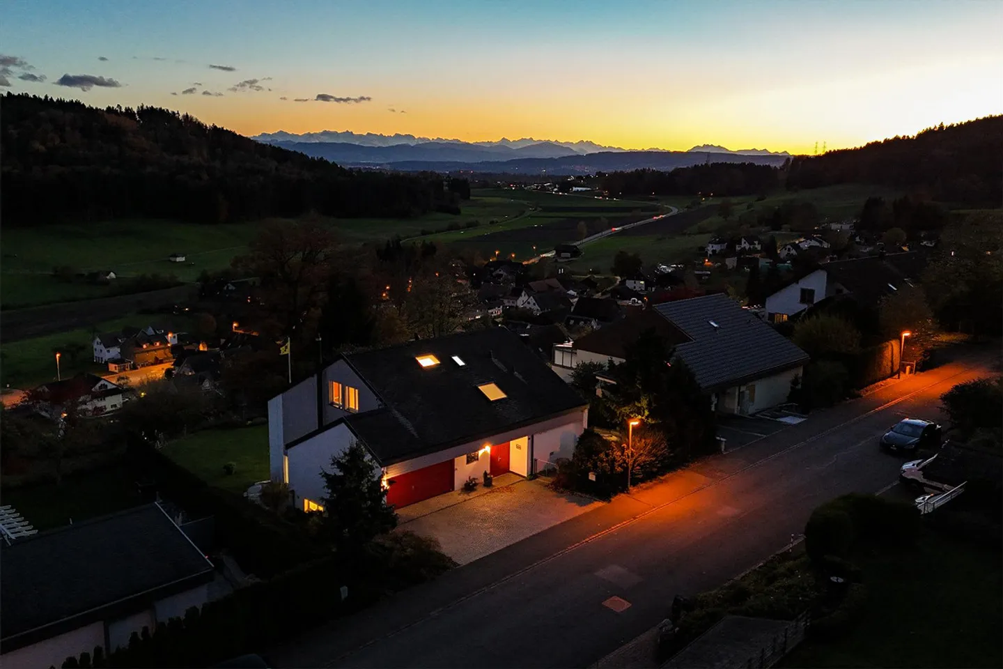 Home between evening sun and mountain view - Photo 1 of 8