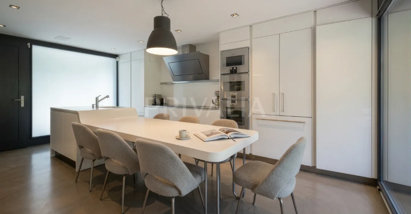 Elegant semi-detached villa with high-end features - Photo 2 of 12