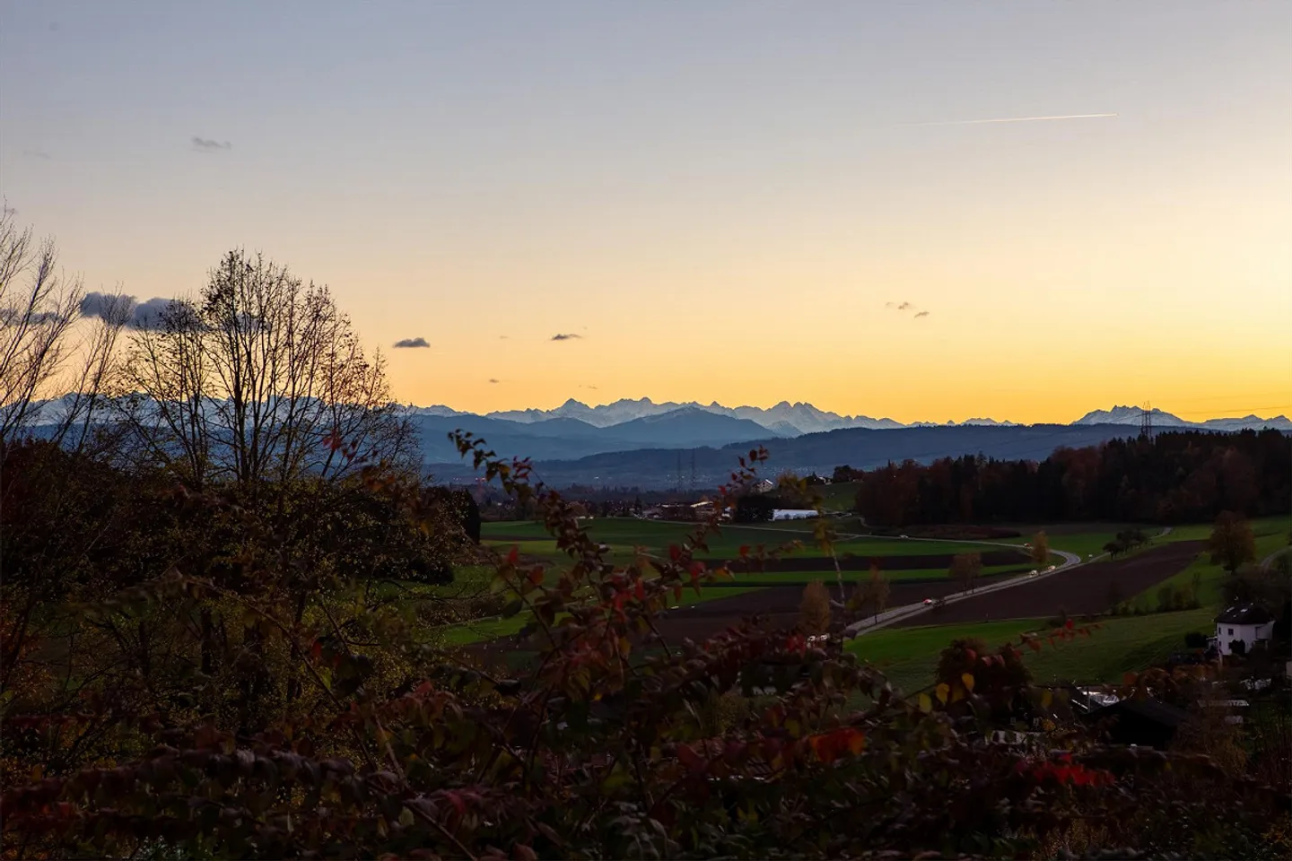 Home between evening sun and mountain view - Photo 2 of 8