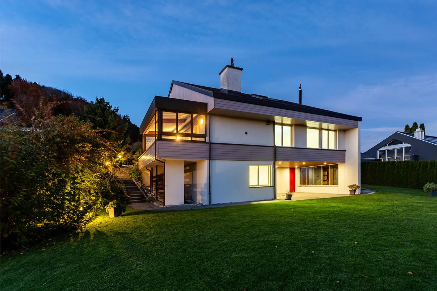 Home between evening sun and mountain view - Photo 3 of 8