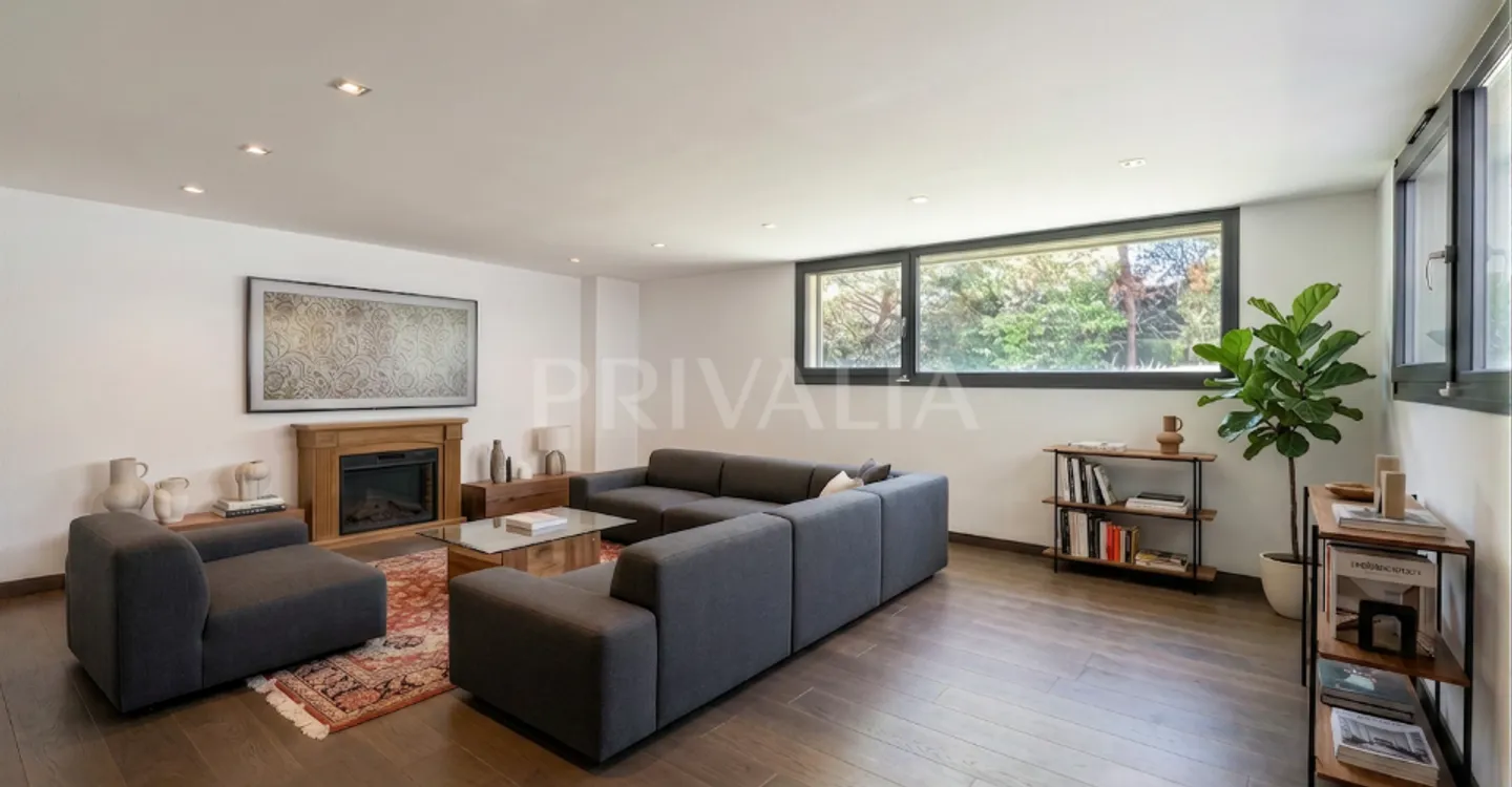 Elegant semi-detached villa with high-end features - Photo 10 of 12