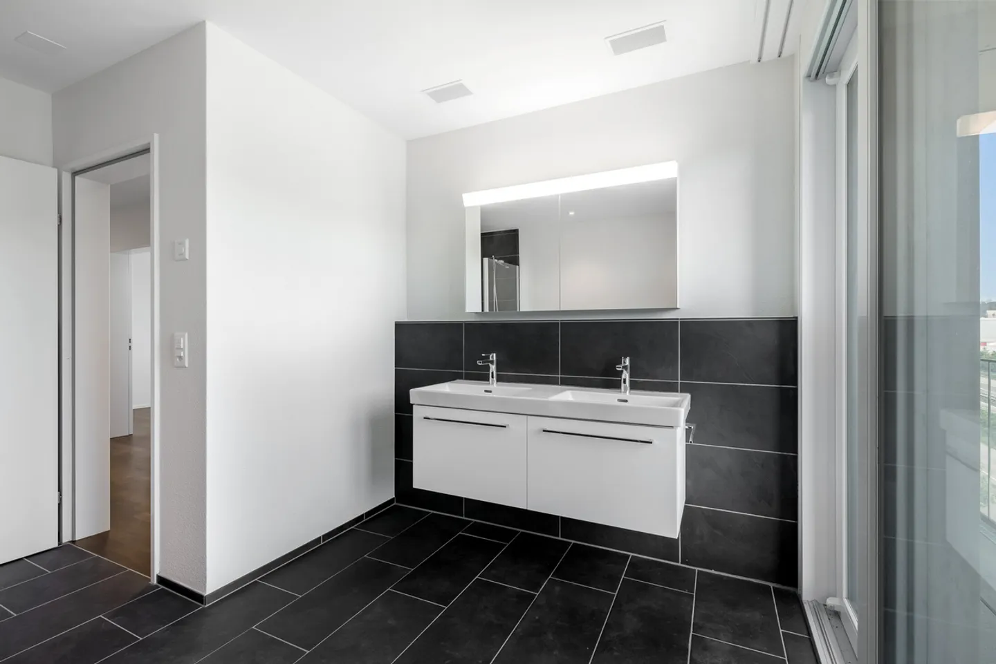 Modernes Apartment mit Balkon - Foto 6 von 13