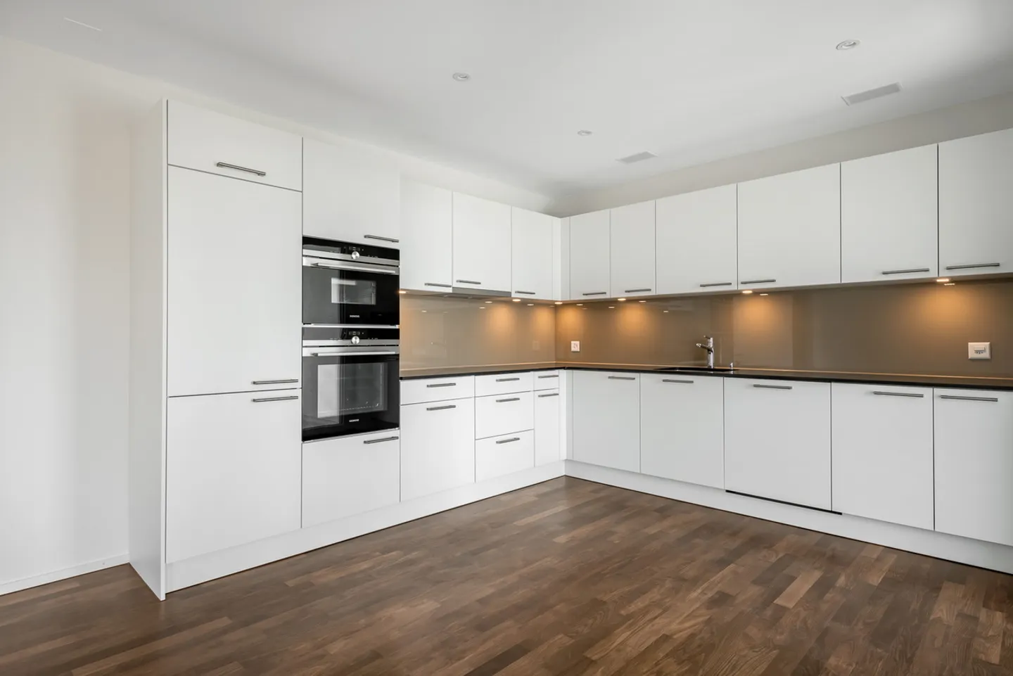 Modernes Apartment mit Balkon - Foto 4 von 13