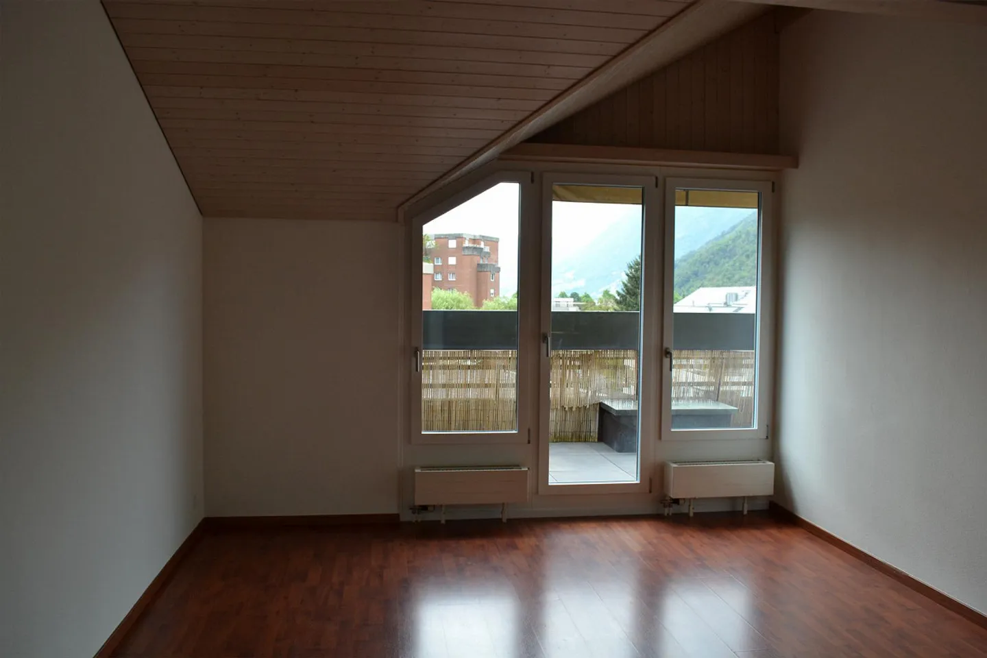 2-room attic apartment with lake view in Stansstad for rent - Photo 4 of 10