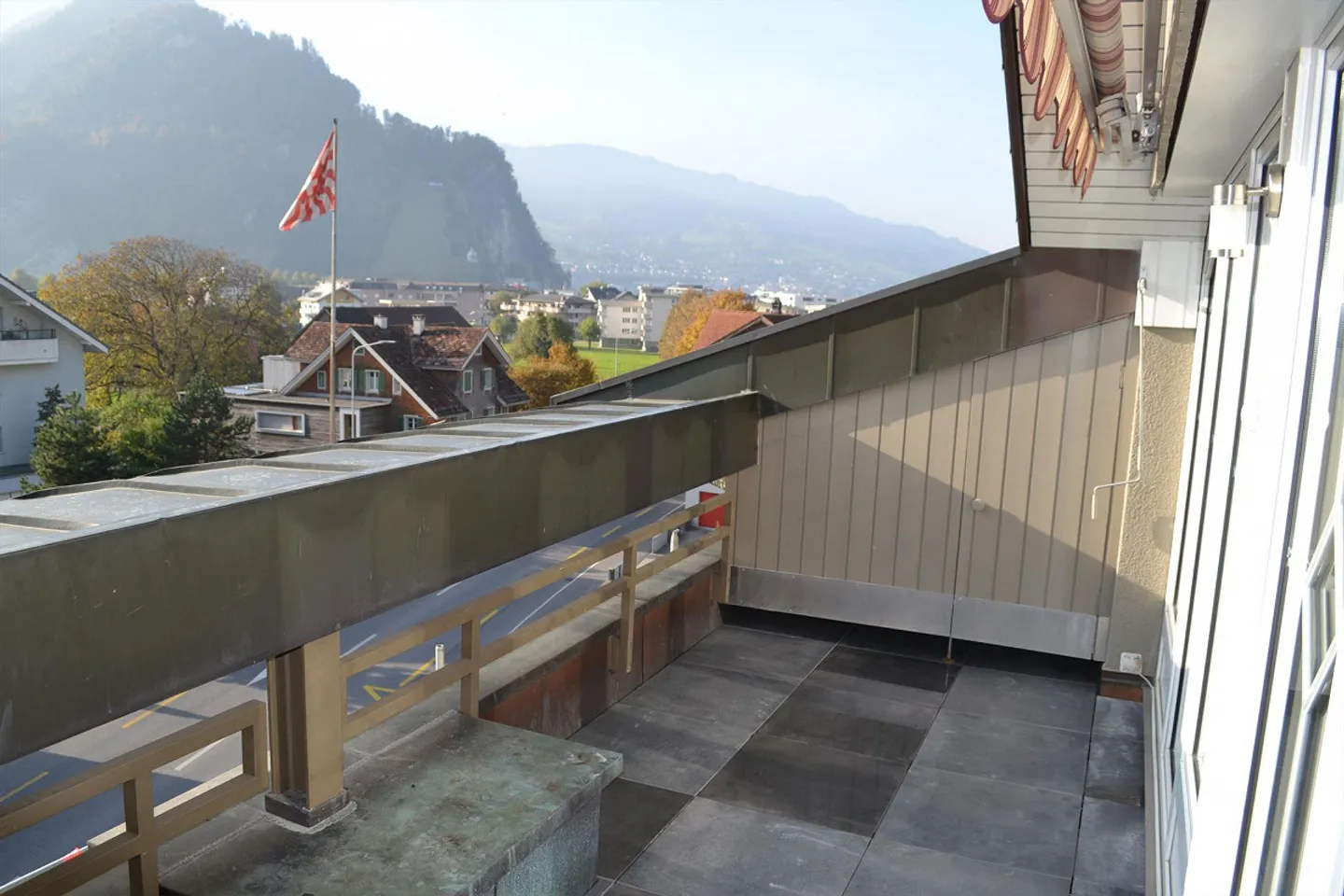 2-room attic apartment with lake view in Stansstad for rent - Photo 1 of 10