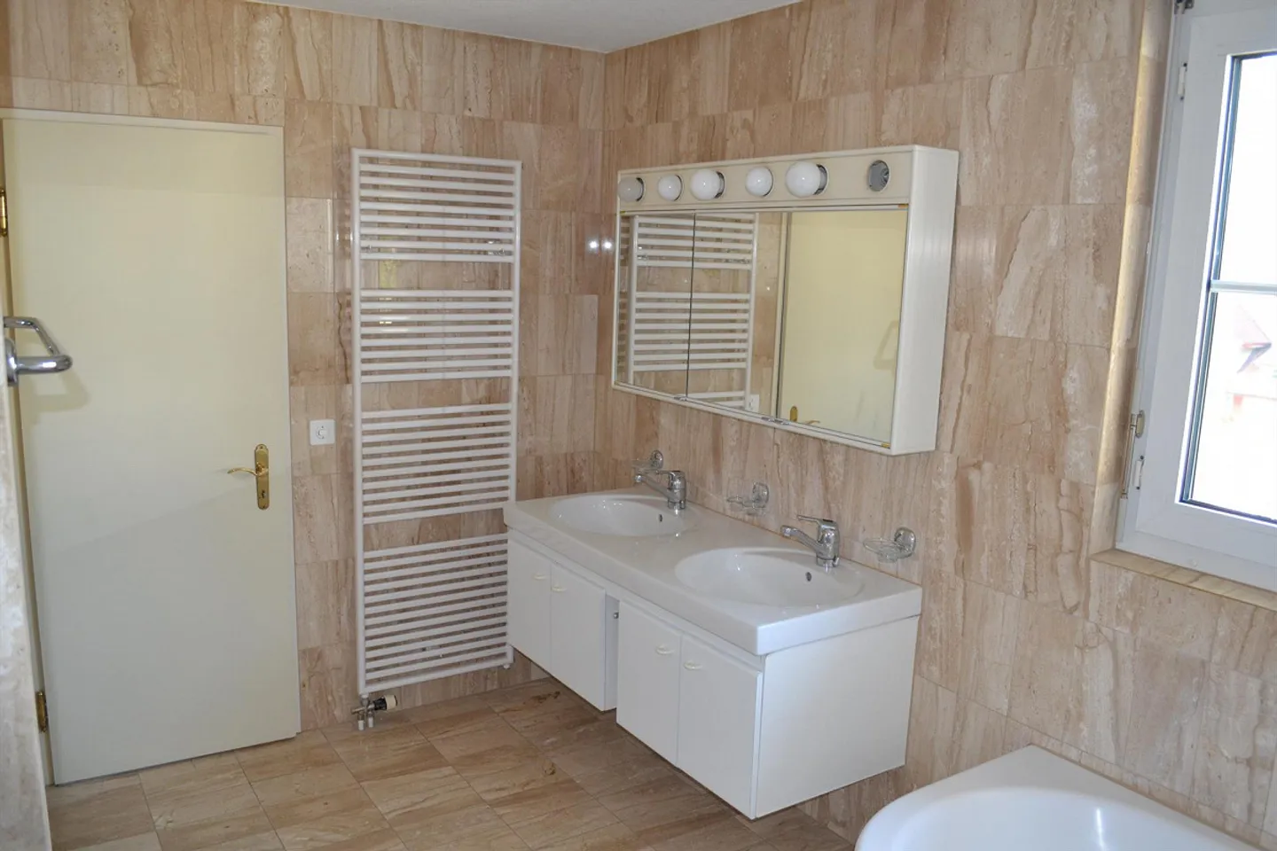 2-room attic apartment with lake view in Stansstad for rent - Photo 7 of 10