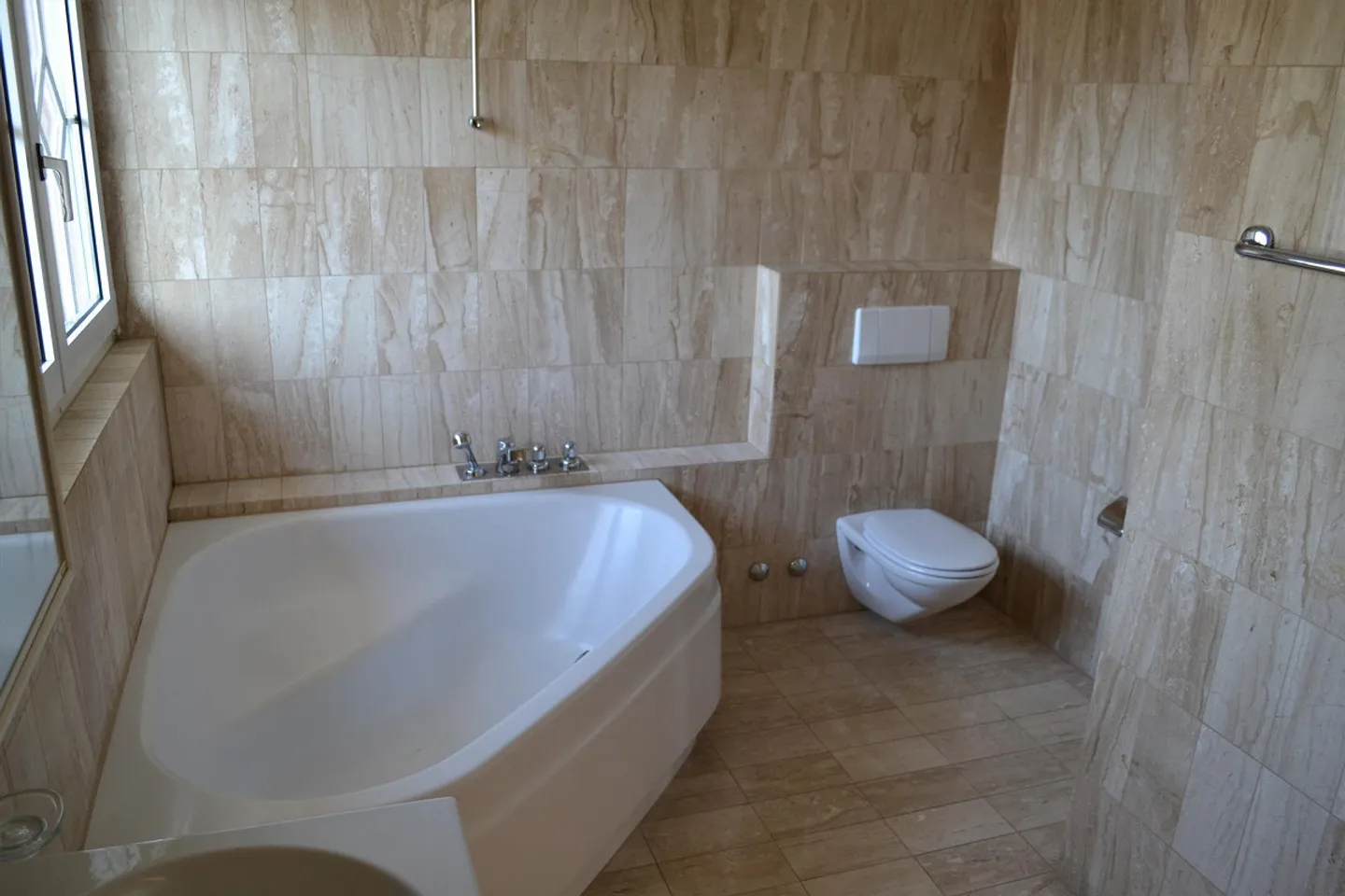 2-room attic apartment with lake view in Stansstad for rent - Photo 8 of 10