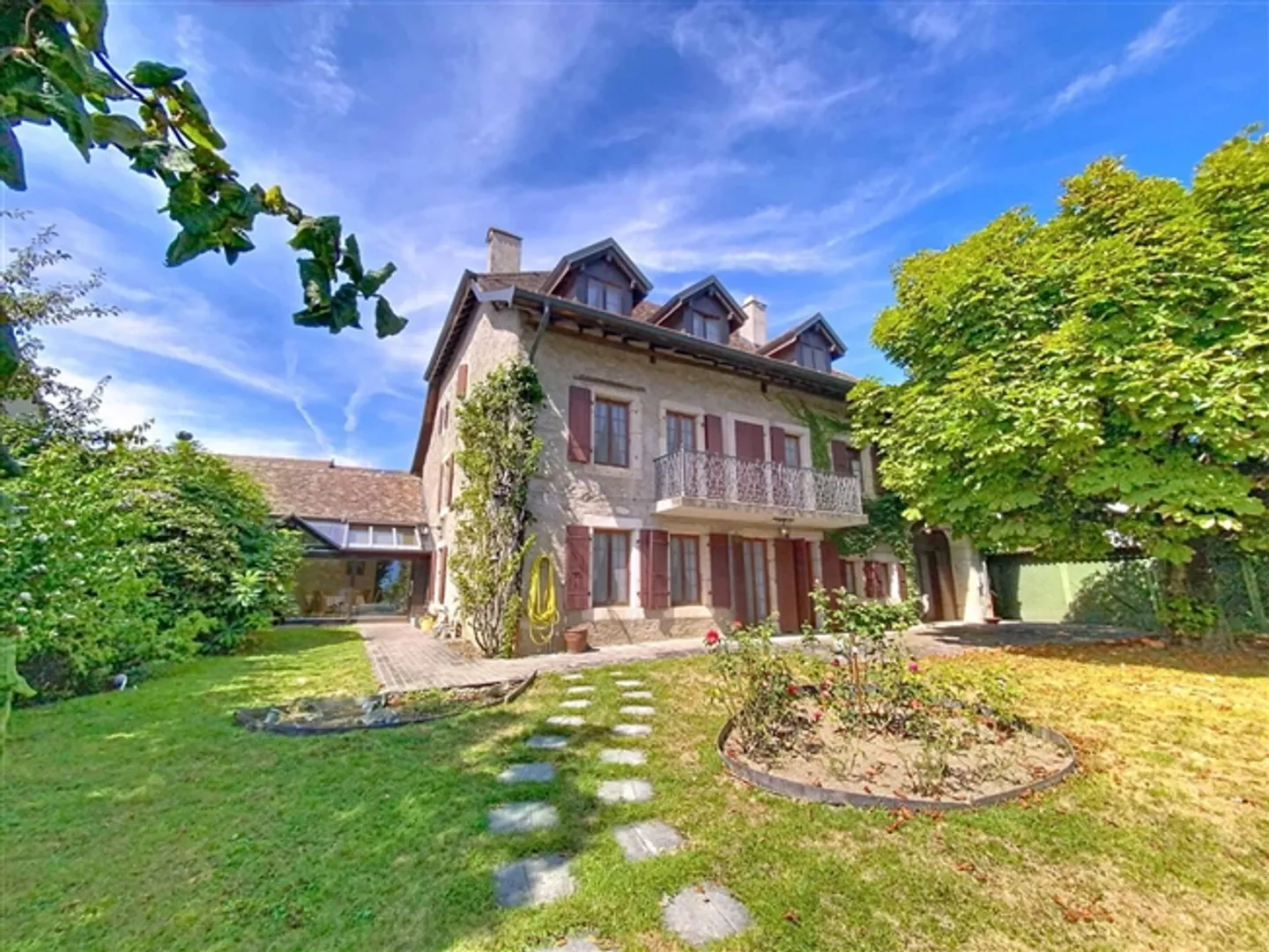 Large Family House with Swimming Pool and Large Wooded Plot - Photo 1 of 9