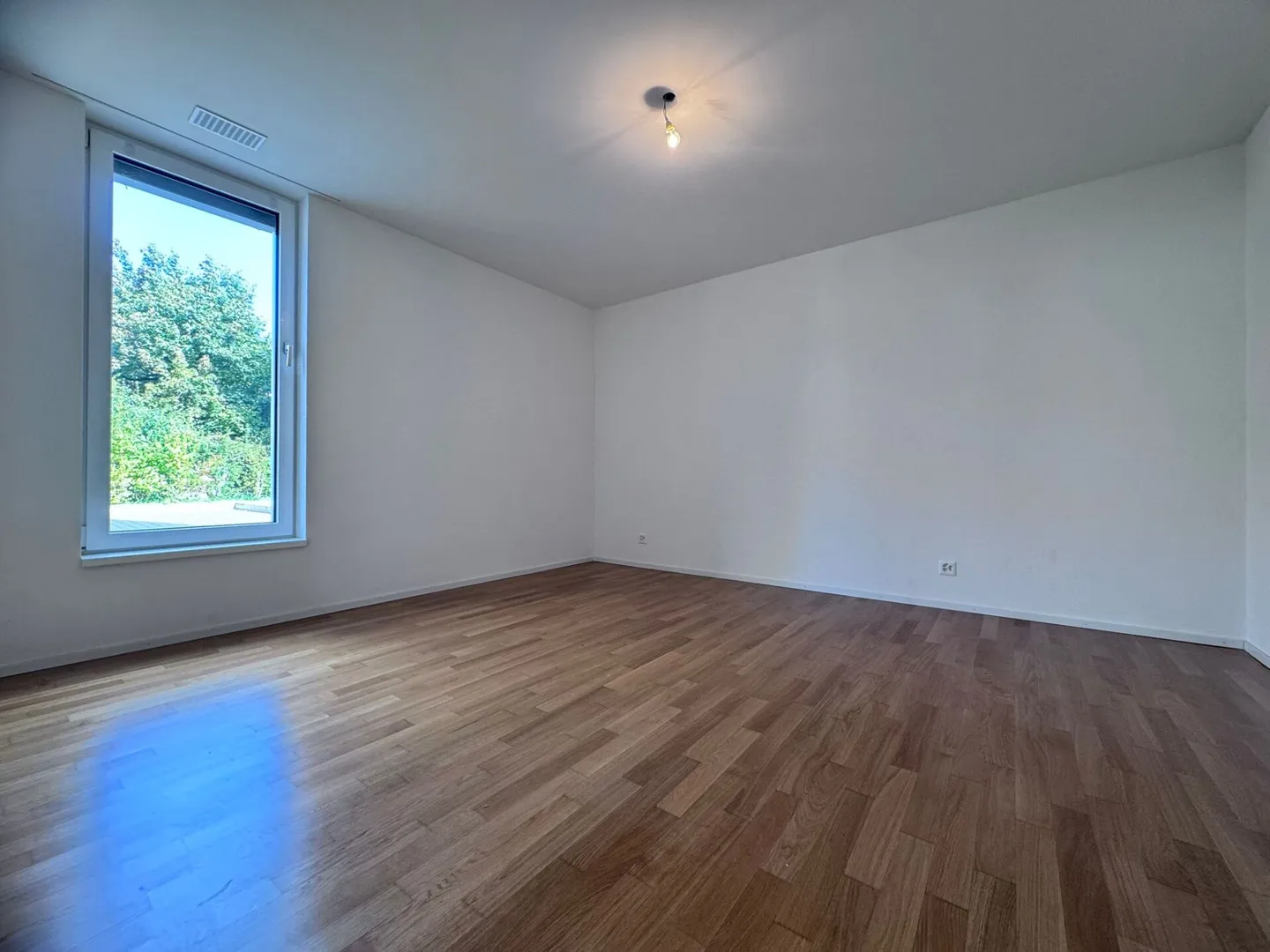 Appartement moderne exclusif de 4,5 pièces avec grande terrasse et tour de lavage - Photo 12 sur 18