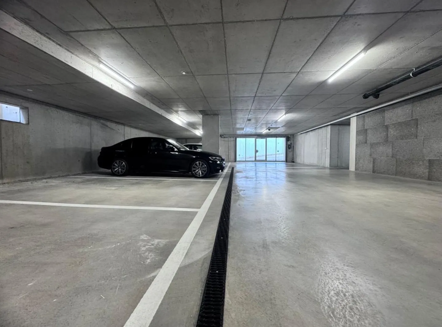 Appartement moderne exclusif de 4,5 pièces avec grande terrasse et tour de lavage - Photo 14 sur 18