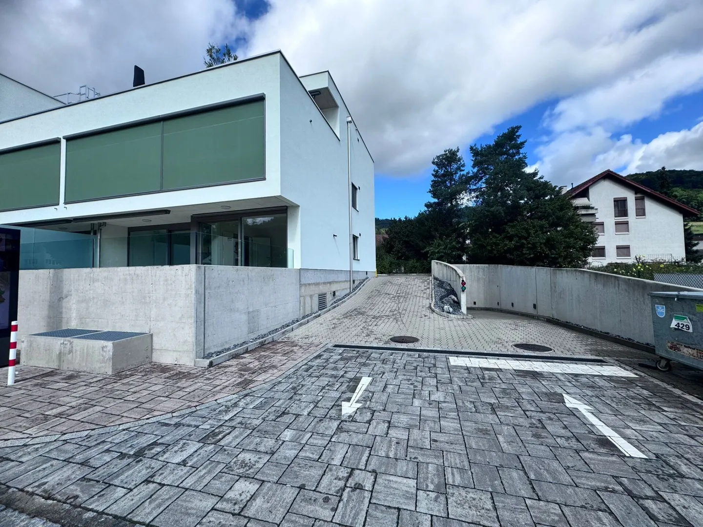 Appartement moderne exclusif de 4,5 pièces avec grande terrasse et tour de lavage - Photo 16 sur 18