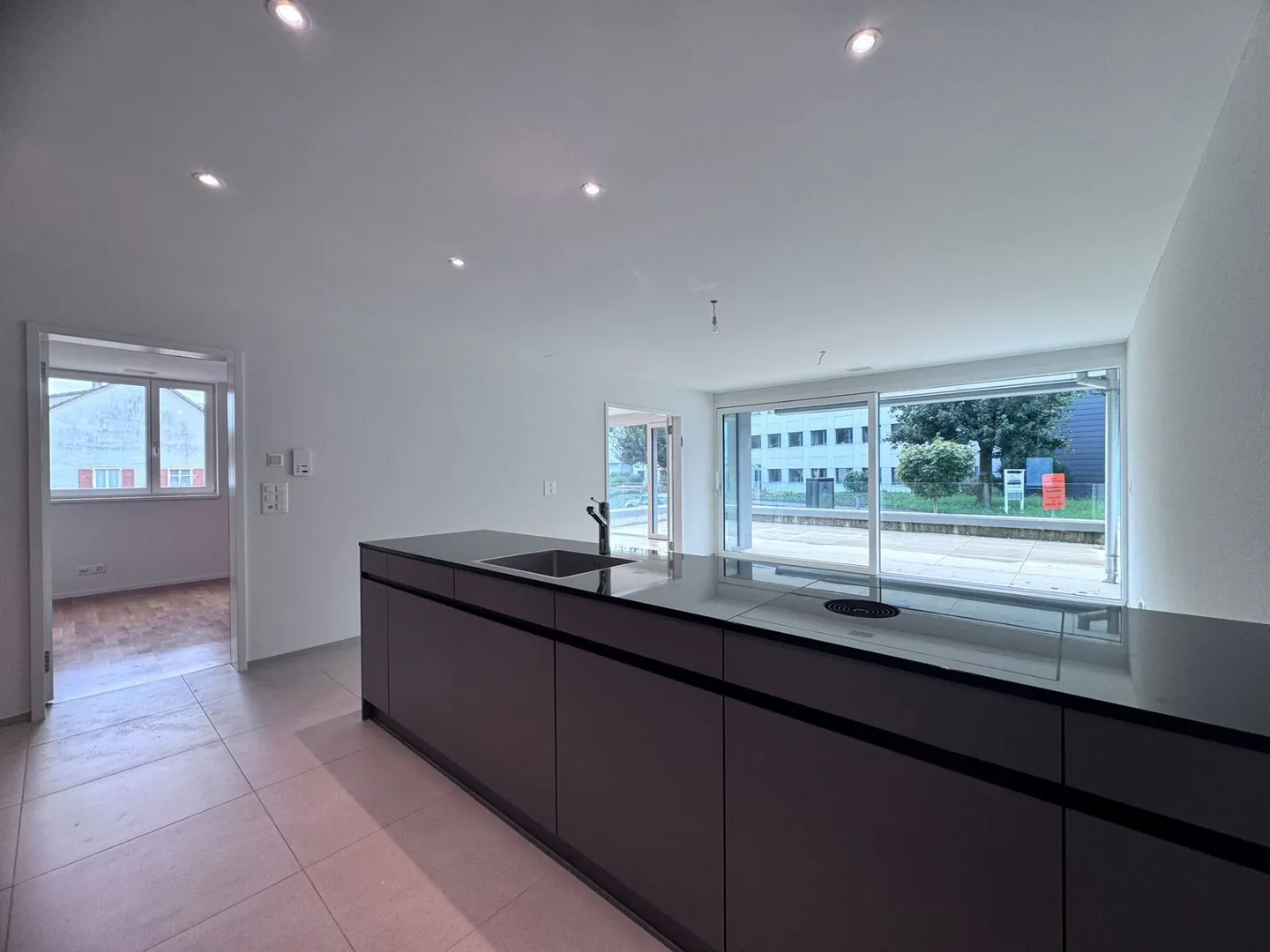 Appartement moderne exclusif de 4,5 pièces avec grande terrasse et tour de lavage - Photo 2 sur 18