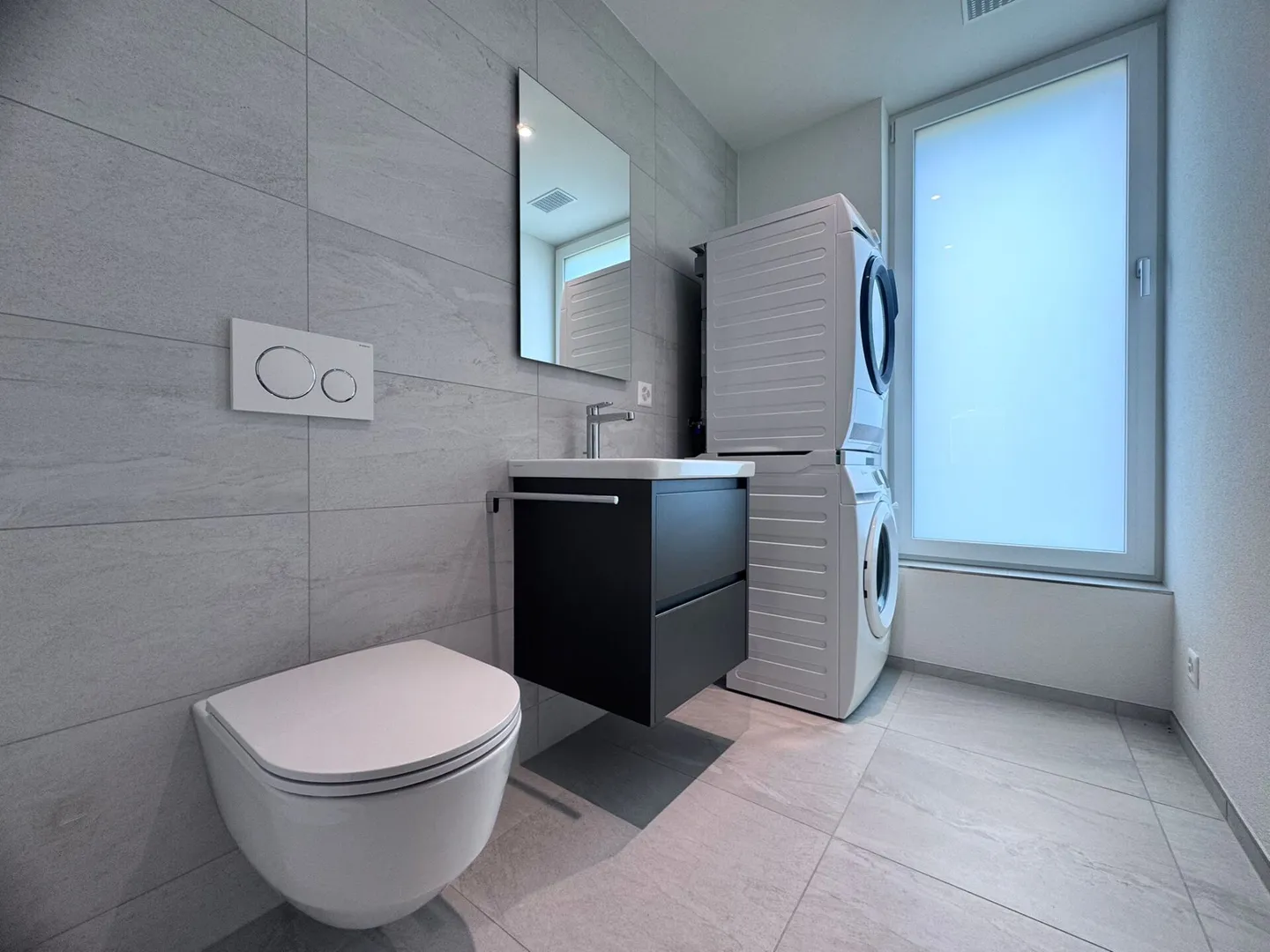 Appartement moderne exclusif de 4,5 pièces avec grande terrasse et tour de lavage - Photo 4 sur 18