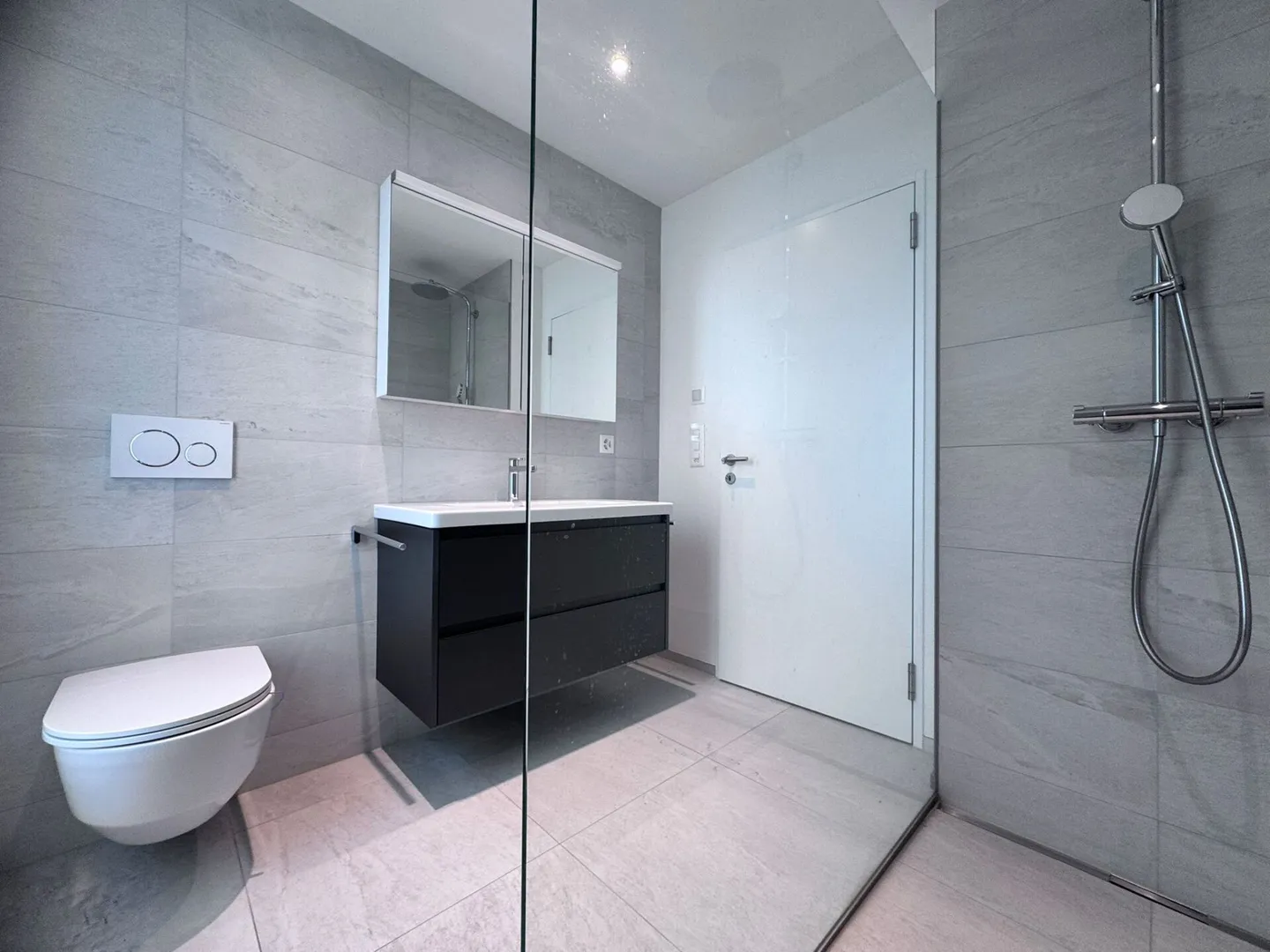 Appartement moderne exclusif de 4,5 pièces avec grande terrasse et tour de lavage - Photo 5 sur 18