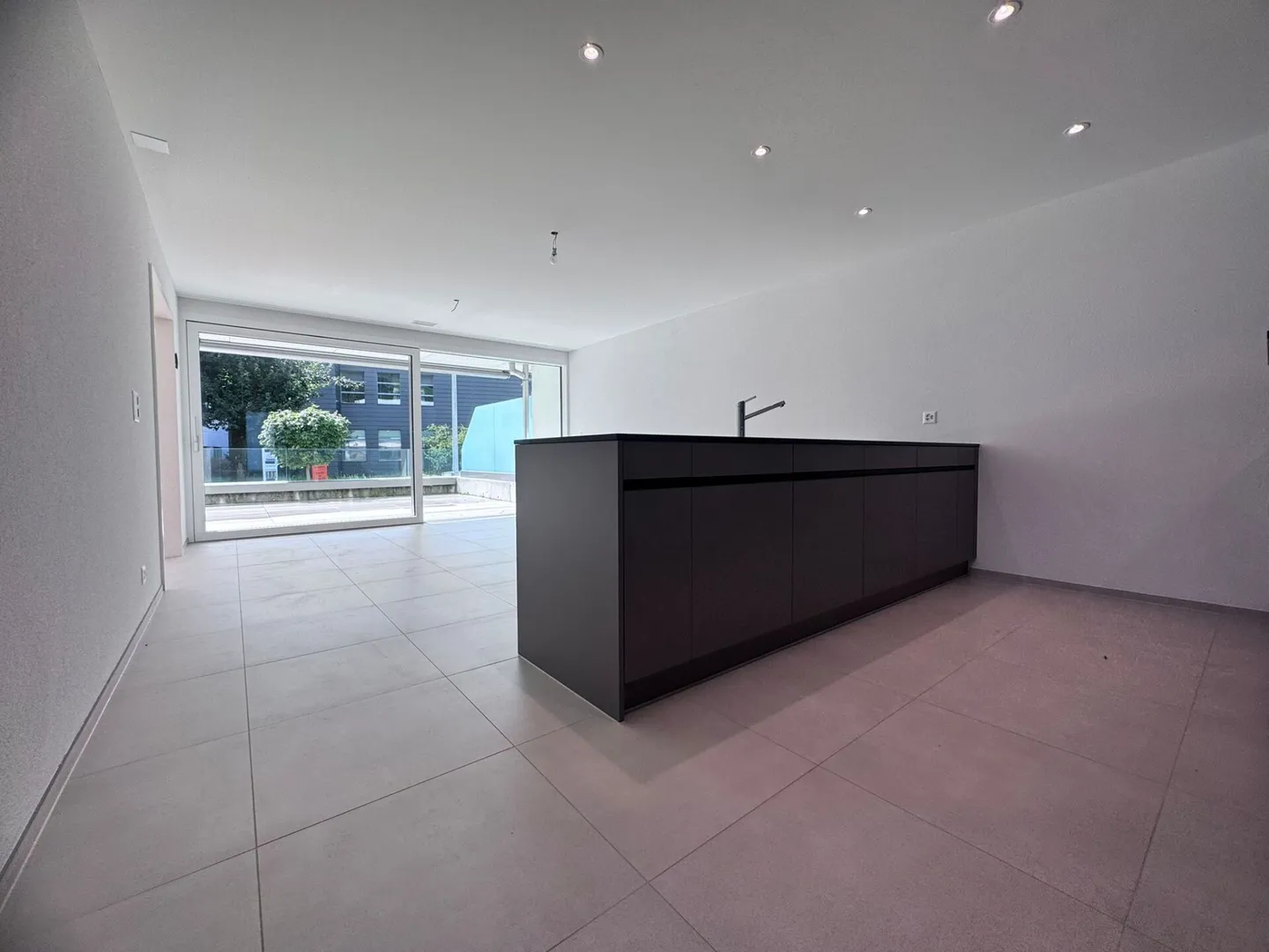 Appartement moderne exclusif de 4,5 pièces avec grande terrasse et tour de lavage - Photo 7 sur 18