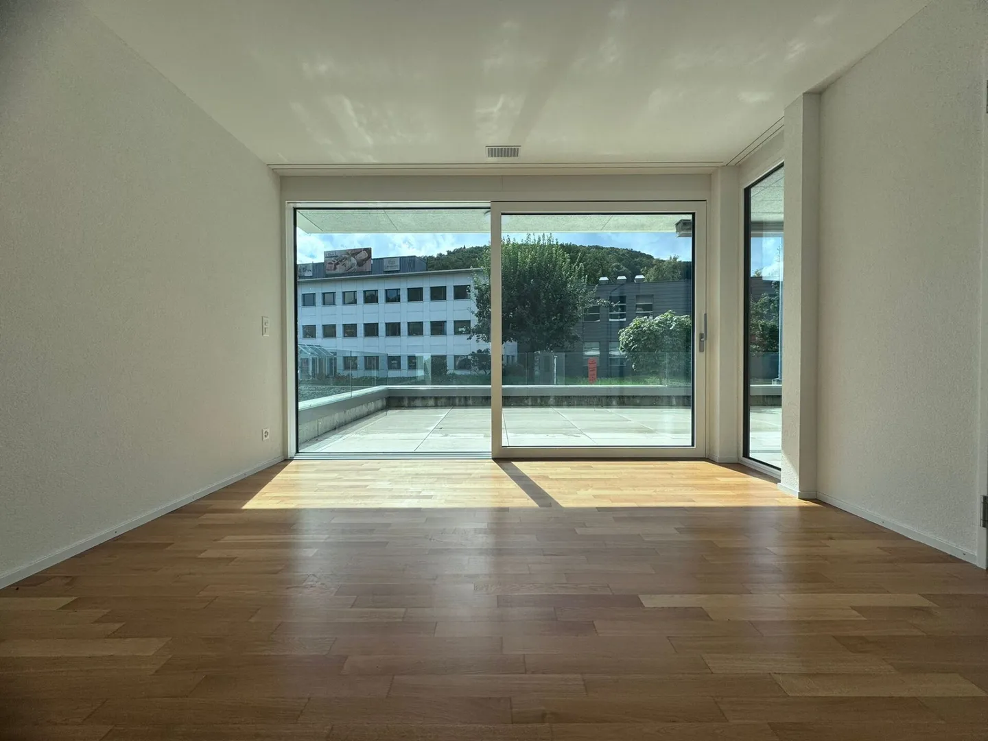 Appartement moderne exclusif de 4,5 pièces avec grande terrasse et tour de lavage - Photo 10 sur 18